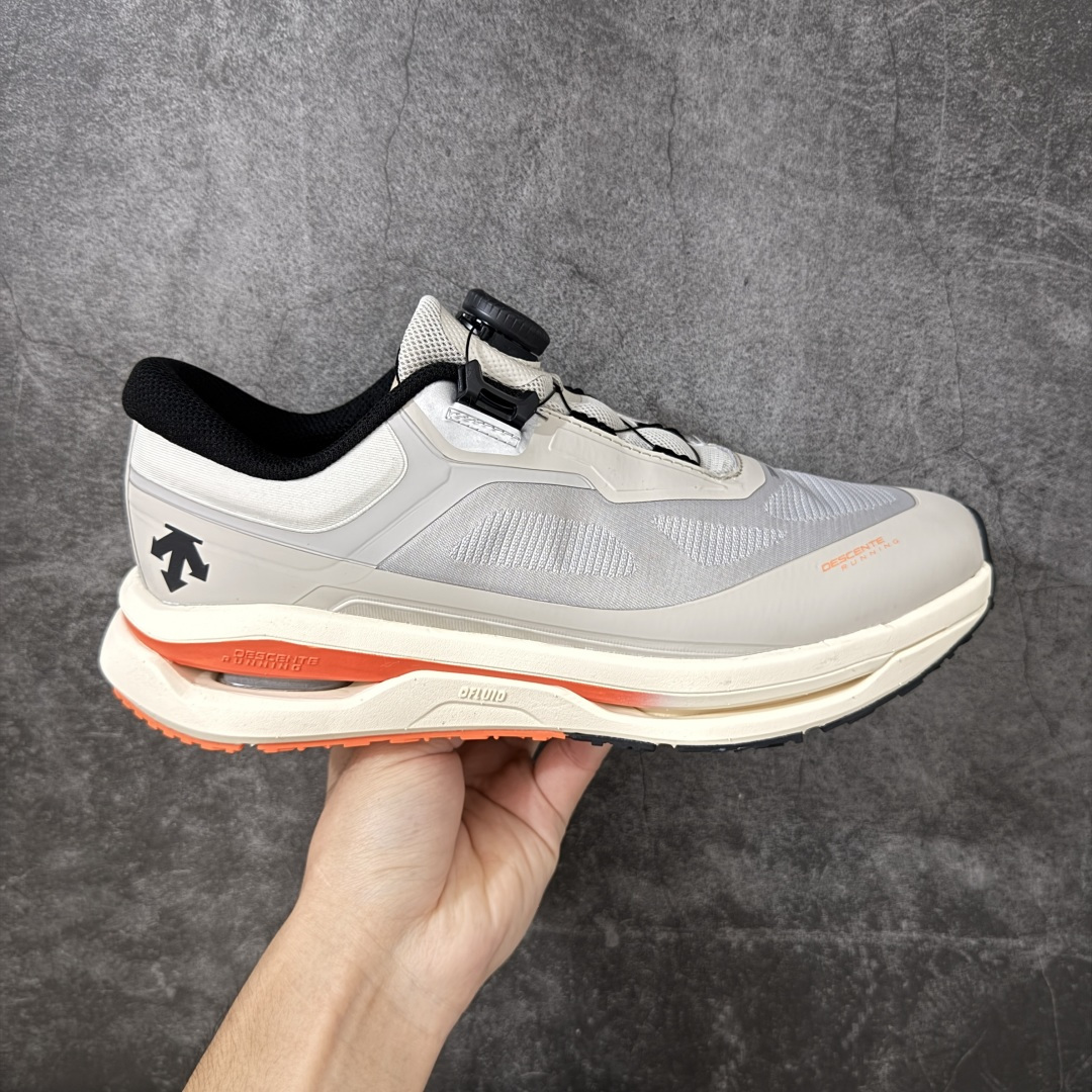【公司级】迪桑特DESCENTE RUNNING系列 D/F 4.0WIRE 舒适缓震 BOA系带透气支撑回弹跑鞋 迪桑特自主研发D-FLUID应变流科技动态缓震 化学发泡中底配可视窗轻快回弹 灵活化解沖击 运动表现更出色 多角度反光条守护夜跑安全 橡胶纹路外底增强摩擦抓地力强劲 货号：D6331RRN15 尺码：36 36.5 37.5 38 38.5 39 40 40.5 41 42 42.5 43 44 45-选品中心