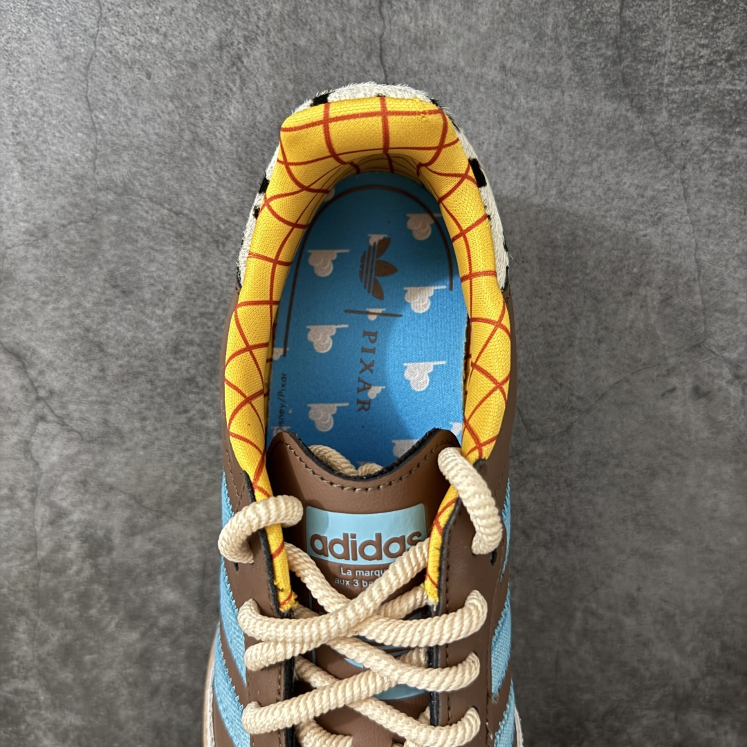 图片[8]-【RS纯原】Toy Story x adidas originals SAMBA OG Woody 柔软舒适 防滑耐磨 低帮 儿童板鞋 棕色/蓝色 中小童 JI3099 市面顶级品质 此版鞋身全部采用进口原厂头层皮 原厂头层 区分市面偷工减料！ 这款桑巴鞋展示了高质量的工艺 带有装饰的超锁缝制和无缝的手感 柔软、柔软的皮革造型和标志性的3条纹完成了精致的外观 正规合身鞋带 鞋面上有绒面鞋垫 橡胶鞋底 享受正畸套筒软感 自50年代首次亮相以来就一直在赢得粉丝的青睐 尺码：36 36.5 37.5 38 38.5 39 40 40.5 41 42 42.5 43 44 44.5 45-选品中心