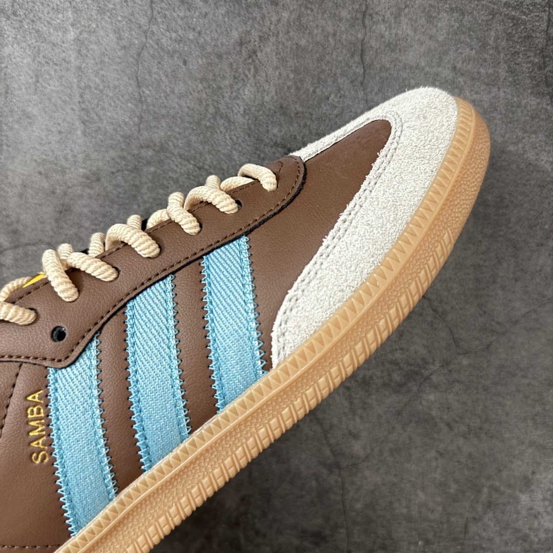 图片[6]-【RS纯原】Toy Story x adidas originals SAMBA OG Woody 柔软舒适 防滑耐磨 低帮 儿童板鞋 棕色/蓝色 中小童 JI3099 市面顶级品质 此版鞋身全部采用进口原厂头层皮 原厂头层 区分市面偷工减料！ 这款桑巴鞋展示了高质量的工艺 带有装饰的超锁缝制和无缝的手感 柔软、柔软的皮革造型和标志性的3条纹完成了精致的外观 正规合身鞋带 鞋面上有绒面鞋垫 橡胶鞋底 享受正畸套筒软感 自50年代首次亮相以来就一直在赢得粉丝的青睐 尺码：36 36.5 37.5 38 38.5 39 40 40.5 41 42 42.5 43 44 44.5 45-选品中心