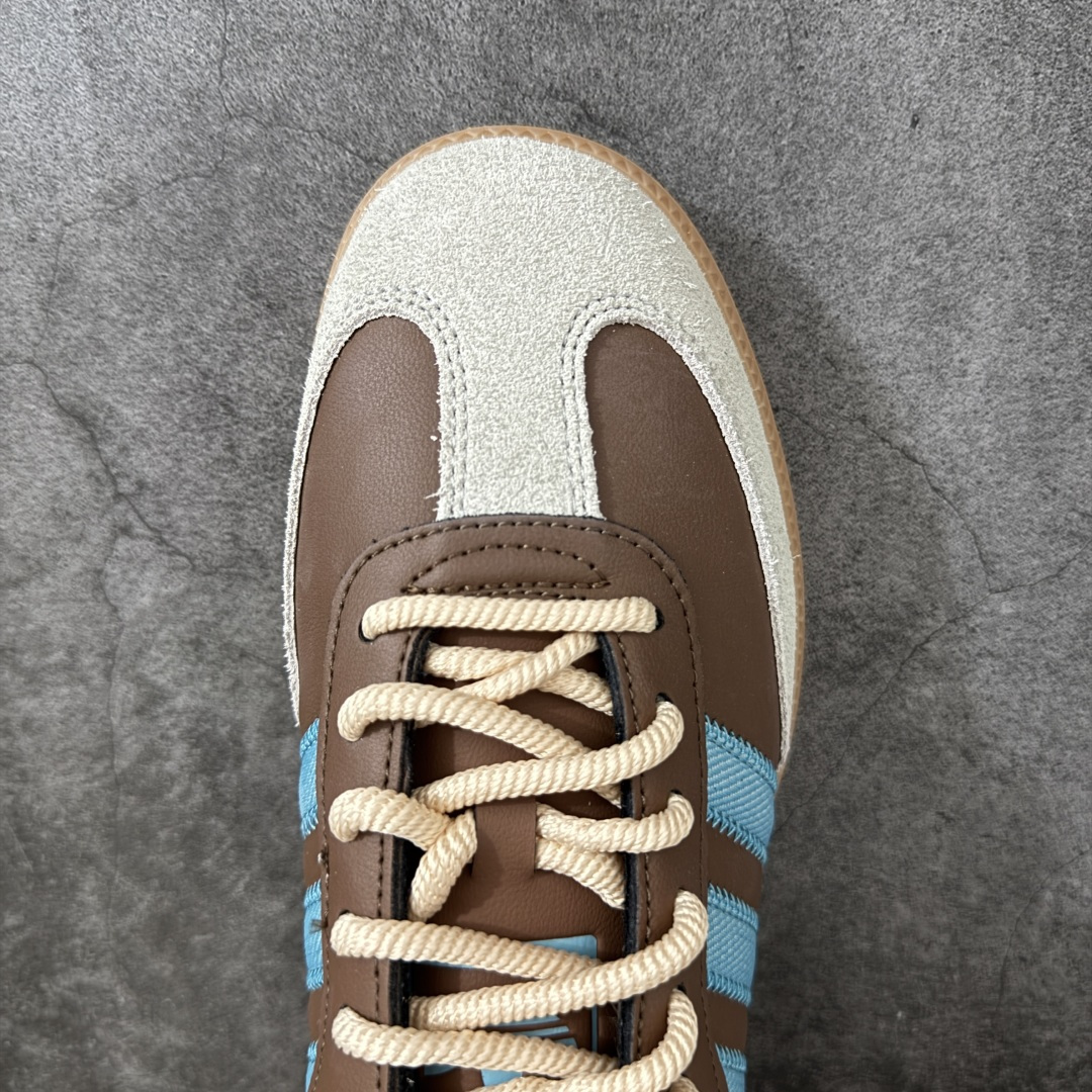 图片[5]-【RS纯原】Toy Story x adidas originals SAMBA OG Woody 柔软舒适 防滑耐磨 低帮 儿童板鞋 棕色/蓝色 中小童 JI3099 市面顶级品质 此版鞋身全部采用进口原厂头层皮 原厂头层 区分市面偷工减料！ 这款桑巴鞋展示了高质量的工艺 带有装饰的超锁缝制和无缝的手感 柔软、柔软的皮革造型和标志性的3条纹完成了精致的外观 正规合身鞋带 鞋面上有绒面鞋垫 橡胶鞋底 享受正畸套筒软感 自50年代首次亮相以来就一直在赢得粉丝的青睐 尺码：36 36.5 37.5 38 38.5 39 40 40.5 41 42 42.5 43 44 44.5 45-选品中心