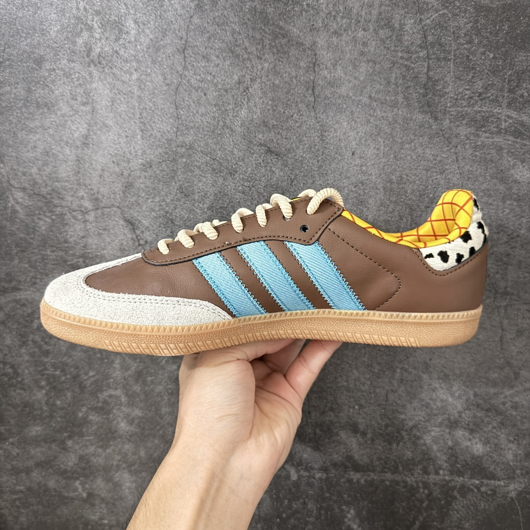 图片[2]-【RS纯原】Toy Story x adidas originals SAMBA OG Woody 柔软舒适 防滑耐磨 低帮 儿童板鞋 棕色/蓝色 中小童 JI3099 市面顶级品质 此版鞋身全部采用进口原厂头层皮 原厂头层 区分市面偷工减料！ 这款桑巴鞋展示了高质量的工艺 带有装饰的超锁缝制和无缝的手感 柔软、柔软的皮革造型和标志性的3条纹完成了精致的外观 正规合身鞋带 鞋面上有绒面鞋垫 橡胶鞋底 享受正畸套筒软感 自50年代首次亮相以来就一直在赢得粉丝的青睐 尺码：36 36.5 37.5 38 38.5 39 40 40.5 41 42 42.5 43 44 44.5 45-选品中心