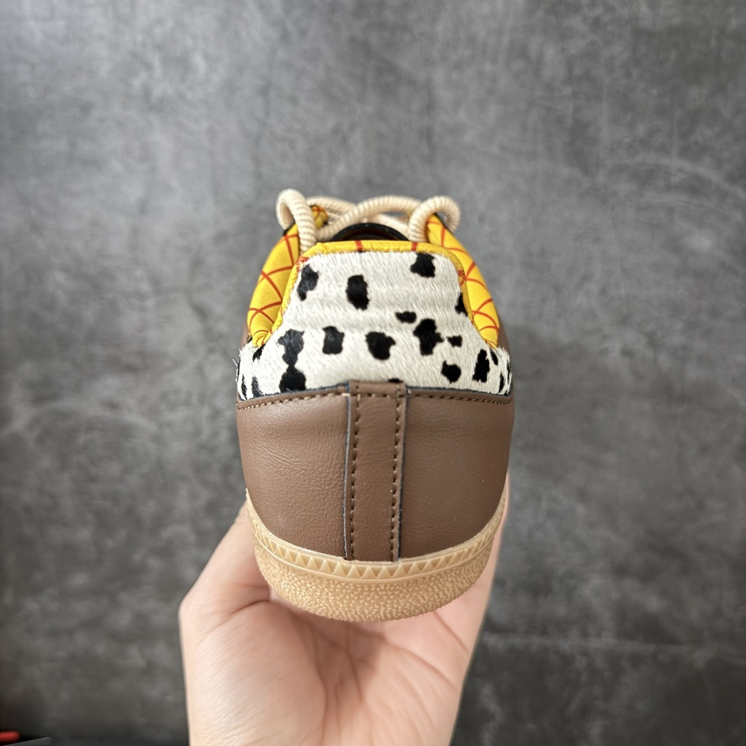 图片[4]-【RS纯原】Toy Story x adidas originals SAMBA OG Woody 柔软舒适 防滑耐磨 低帮 儿童板鞋 棕色/蓝色 中小童 JI3099 市面顶级品质 此版鞋身全部采用进口原厂头层皮 原厂头层 区分市面偷工减料！ 这款桑巴鞋展示了高质量的工艺 带有装饰的超锁缝制和无缝的手感 柔软、柔软的皮革造型和标志性的3条纹完成了精致的外观 正规合身鞋带 鞋面上有绒面鞋垫 橡胶鞋底 享受正畸套筒软感 自50年代首次亮相以来就一直在赢得粉丝的青睐 尺码：36 36.5 37.5 38 38.5 39 40 40.5 41 42 42.5 43 44 44.5 45-选品中心