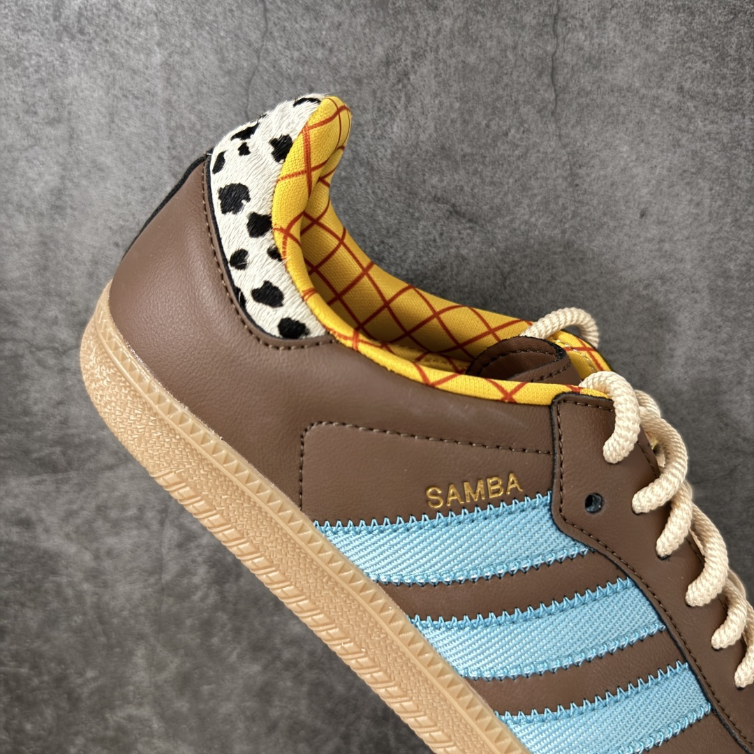 图片[7]-【RS纯原】Toy Story x adidas originals SAMBA OG Woody 柔软舒适 防滑耐磨 低帮 儿童板鞋 棕色/蓝色 中小童 JI3099 市面顶级品质 此版鞋身全部采用进口原厂头层皮 原厂头层 区分市面偷工减料！ 这款桑巴鞋展示了高质量的工艺 带有装饰的超锁缝制和无缝的手感 柔软、柔软的皮革造型和标志性的3条纹完成了精致的外观 正规合身鞋带 鞋面上有绒面鞋垫 橡胶鞋底 享受正畸套筒软感 自50年代首次亮相以来就一直在赢得粉丝的青睐 尺码：36 36.5 37.5 38 38.5 39 40 40.5 41 42 42.5 43 44 44.5 45-选品中心