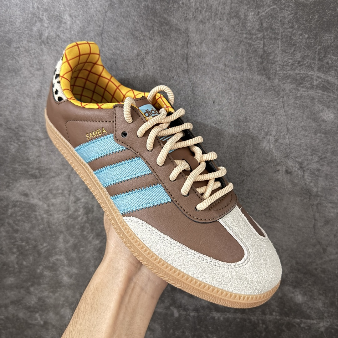 图片[3]-【RS纯原】Toy Story x adidas originals SAMBA OG Woody 柔软舒适 防滑耐磨 低帮 儿童板鞋 棕色/蓝色 中小童 JI3099 市面顶级品质 此版鞋身全部采用进口原厂头层皮 原厂头层 区分市面偷工减料！ 这款桑巴鞋展示了高质量的工艺 带有装饰的超锁缝制和无缝的手感 柔软、柔软的皮革造型和标志性的3条纹完成了精致的外观 正规合身鞋带 鞋面上有绒面鞋垫 橡胶鞋底 享受正畸套筒软感 自50年代首次亮相以来就一直在赢得粉丝的青睐 尺码：36 36.5 37.5 38 38.5 39 40 40.5 41 42 42.5 43 44 44.5 45-选品中心