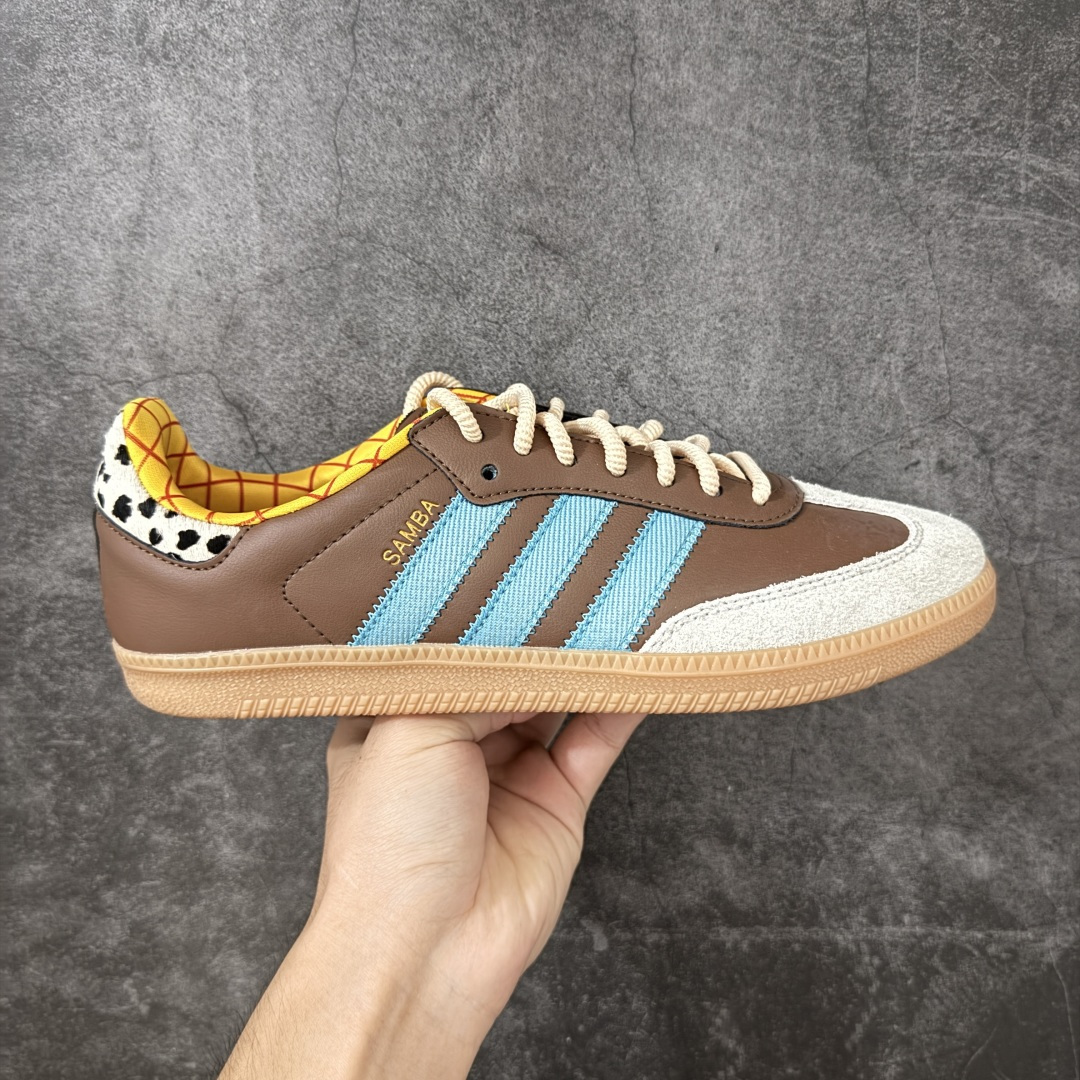 【RS纯原】Toy Story x adidas originals SAMBA OG Woody 柔软舒适 防滑耐磨 低帮 儿童板鞋 棕色/蓝色 中小童 JI3099 市面顶级品质 此版鞋身全部采用进口原厂头层皮 原厂头层 区分市面偷工减料! 这款桑巴鞋展示了高质量的工艺 带有装饰的超锁缝制和无缝的手感 柔软、柔软的皮革造型和标志性的3条纹完成了精致的外观 正规合身鞋带 鞋面上有绒面鞋垫 橡胶鞋底 享受正畸套筒软感 自50年代首次亮相以来就一直在赢得粉丝的青睐 尺码:36 36.5 37.5 38 38.5 39 40 40.5 41 42 42.5 43 44 44.5 45-选品中心