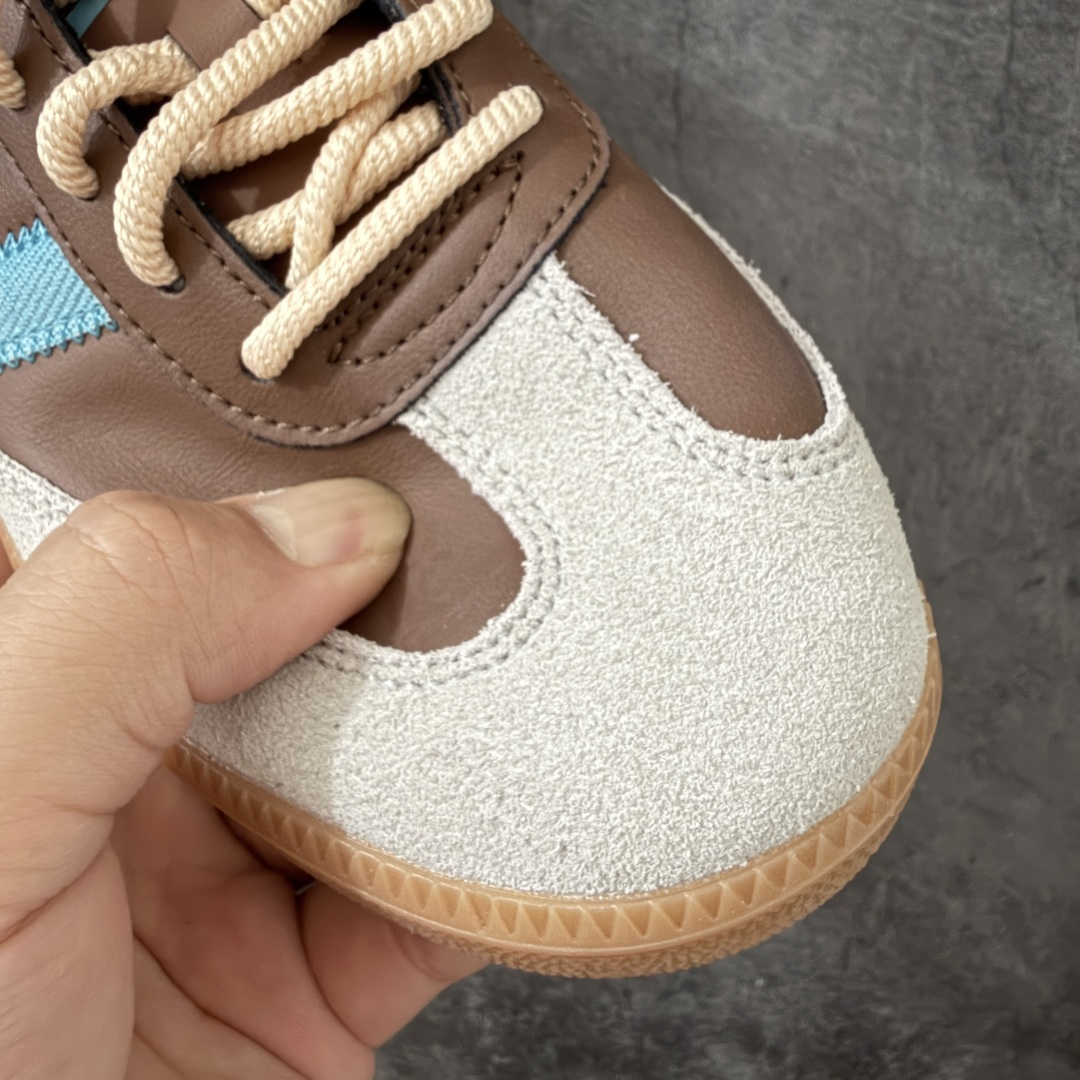 图片[4]-【RS纯原】Toy Story x adidas originals SAMBA OG Woody 柔软舒适 防滑耐磨 低帮 儿童板鞋 棕色/蓝色 中小童 JI3099 市面顶级品质 此版鞋身全部采用进口原厂头层皮 原厂头层 区分市面偷工减料！ 这款桑巴鞋展示了高质量的工艺 带有装饰的超锁缝制和无缝的手感 柔软、柔软的皮革造型和标志性的3条纹完成了精致的外观 正规合身鞋带 鞋面上有绒面鞋垫 橡胶鞋底 享受正畸套筒软感 自50年代首次亮相以来就一直在赢得粉丝的青睐 尺码：36 36.5 37.5 38 38.5 39 40 40.5 41 42 42.5 43 44 44.5 45-选品中心
