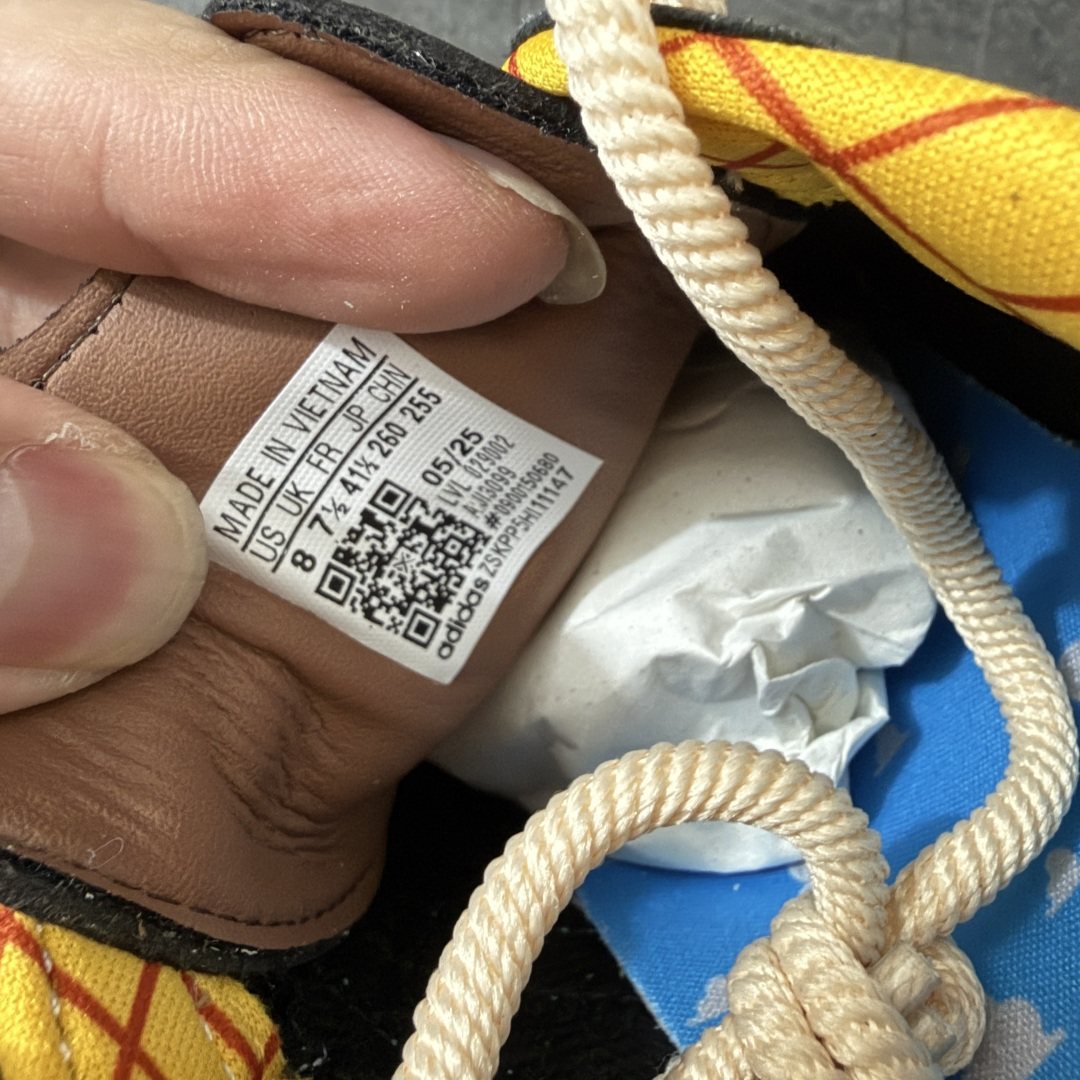图片[6]-【RS纯原】Toy Story x adidas originals SAMBA OG Woody 柔软舒适 防滑耐磨 低帮 儿童板鞋 棕色/蓝色 中小童 JI3099 市面顶级品质 此版鞋身全部采用进口原厂头层皮 原厂头层 区分市面偷工减料！ 这款桑巴鞋展示了高质量的工艺 带有装饰的超锁缝制和无缝的手感 柔软、柔软的皮革造型和标志性的3条纹完成了精致的外观 正规合身鞋带 鞋面上有绒面鞋垫 橡胶鞋底 享受正畸套筒软感 自50年代首次亮相以来就一直在赢得粉丝的青睐 尺码：36 36.5 37.5 38 38.5 39 40 40.5 41 42 42.5 43 44 44.5 45-选品中心