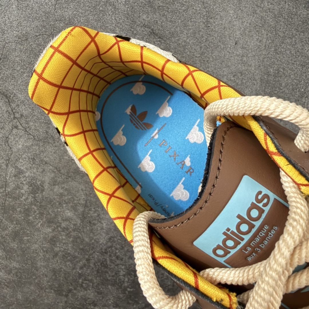 图片[7]-【RS纯原】Toy Story x adidas originals SAMBA OG Woody 柔软舒适 防滑耐磨 低帮 儿童板鞋 棕色/蓝色 中小童 JI3099 市面顶级品质 此版鞋身全部采用进口原厂头层皮 原厂头层 区分市面偷工减料！ 这款桑巴鞋展示了高质量的工艺 带有装饰的超锁缝制和无缝的手感 柔软、柔软的皮革造型和标志性的3条纹完成了精致的外观 正规合身鞋带 鞋面上有绒面鞋垫 橡胶鞋底 享受正畸套筒软感 自50年代首次亮相以来就一直在赢得粉丝的青睐 尺码：36 36.5 37.5 38 38.5 39 40 40.5 41 42 42.5 43 44 44.5 45-选品中心