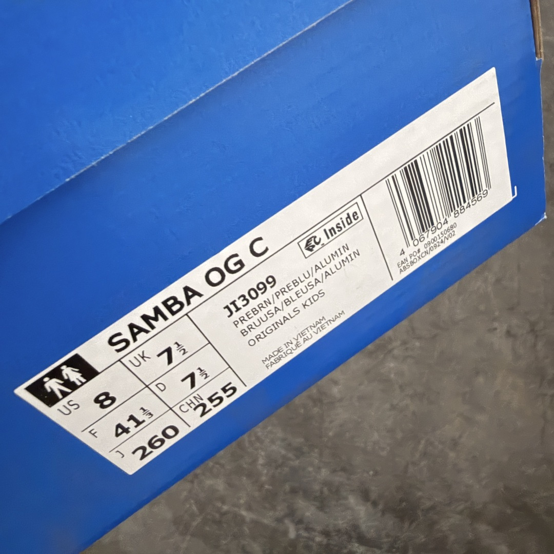 图片[9]-【RS纯原】Toy Story x adidas originals SAMBA OG Woody 柔软舒适 防滑耐磨 低帮 儿童板鞋 棕色/蓝色 中小童 JI3099 市面顶级品质 此版鞋身全部采用进口原厂头层皮 原厂头层 区分市面偷工减料！ 这款桑巴鞋展示了高质量的工艺 带有装饰的超锁缝制和无缝的手感 柔软、柔软的皮革造型和标志性的3条纹完成了精致的外观 正规合身鞋带 鞋面上有绒面鞋垫 橡胶鞋底 享受正畸套筒软感 自50年代首次亮相以来就一直在赢得粉丝的青睐 尺码：36 36.5 37.5 38 38.5 39 40 40.5 41 42 42.5 43 44 44.5 45-选品中心