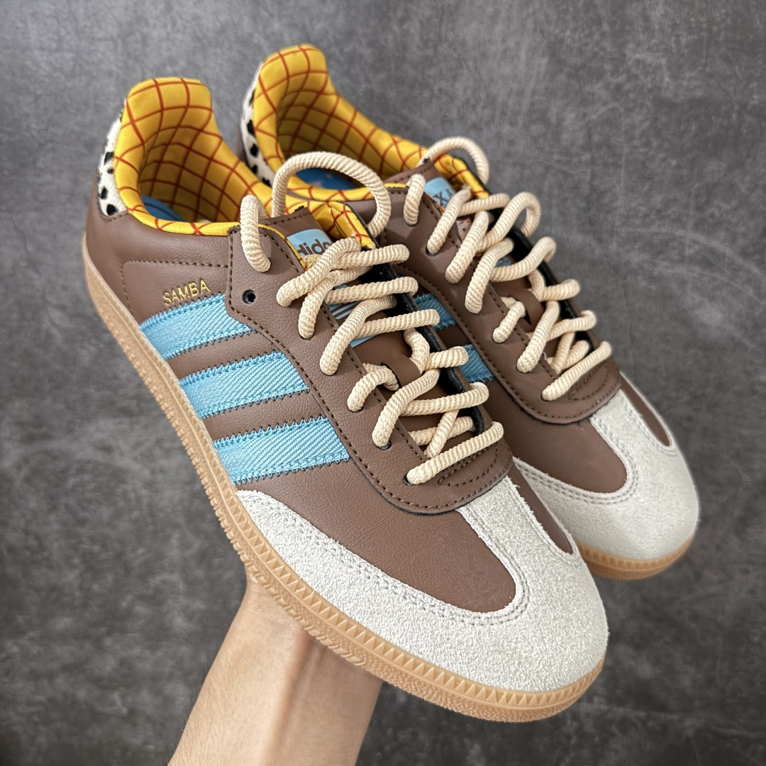 【RS纯原】Toy Story x adidas originals SAMBA OG Woody 柔软舒适 防滑耐磨 低帮 儿童板鞋 棕色/蓝色 中小童 JI3099 市面顶级品质 此版鞋身全部采用进口原厂头层皮 原厂头层 区分市面偷工减料！ 这款桑巴鞋展示了高质量的工艺 带有装饰的超锁缝制和无缝的手感 柔软、柔软的皮革造型和标志性的3条纹完成了精致的外观 正规合身鞋带 鞋面上有绒面鞋垫 橡胶鞋底 享受正畸套筒软感 自50年代首次亮相以来就一直在赢得粉丝的青睐 尺码：36 36.5 37.5 38 38.5 39 40 40.5 41 42 42.5 43 44 44.5 45-选品中心