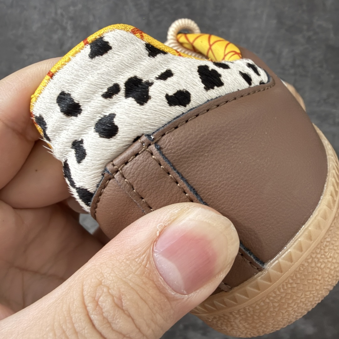 图片[2]-【RS纯原】Toy Story x adidas originals SAMBA OG Woody 柔软舒适 防滑耐磨 低帮 儿童板鞋 棕色/蓝色 中小童 JI3099 市面顶级品质 此版鞋身全部采用进口原厂头层皮 原厂头层 区分市面偷工减料！ 这款桑巴鞋展示了高质量的工艺 带有装饰的超锁缝制和无缝的手感 柔软、柔软的皮革造型和标志性的3条纹完成了精致的外观 正规合身鞋带 鞋面上有绒面鞋垫 橡胶鞋底 享受正畸套筒软感 自50年代首次亮相以来就一直在赢得粉丝的青睐 尺码：36 36.5 37.5 38 38.5 39 40 40.5 41 42 42.5 43 44 44.5 45-选品中心