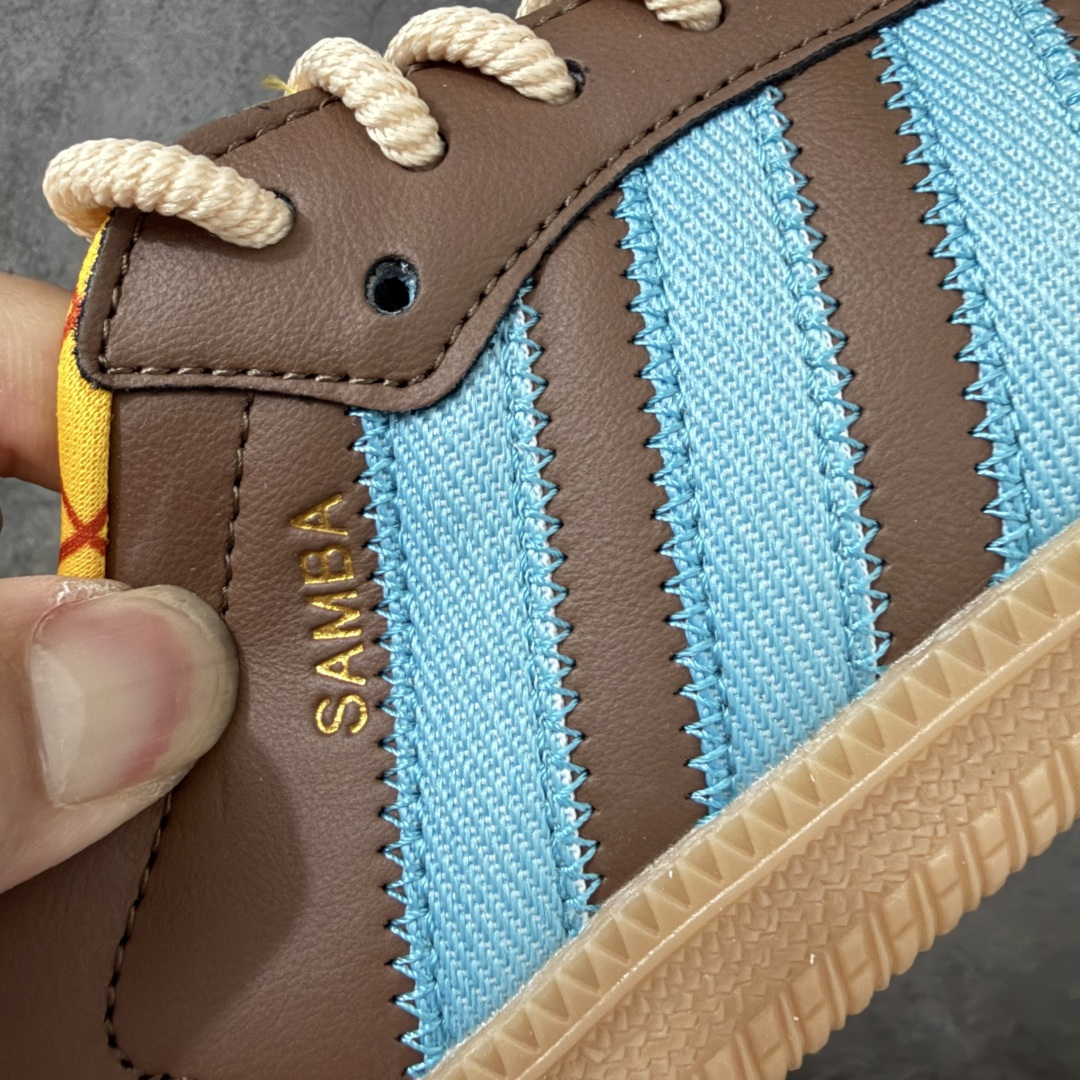 图片[3]-【RS纯原】Toy Story x adidas originals SAMBA OG Woody 柔软舒适 防滑耐磨 低帮 儿童板鞋 棕色/蓝色 中小童 JI3099 市面顶级品质 此版鞋身全部采用进口原厂头层皮 原厂头层 区分市面偷工减料！ 这款桑巴鞋展示了高质量的工艺 带有装饰的超锁缝制和无缝的手感 柔软、柔软的皮革造型和标志性的3条纹完成了精致的外观 正规合身鞋带 鞋面上有绒面鞋垫 橡胶鞋底 享受正畸套筒软感 自50年代首次亮相以来就一直在赢得粉丝的青睐 尺码：36 36.5 37.5 38 38.5 39 40 40.5 41 42 42.5 43 44 44.5 45-选品中心