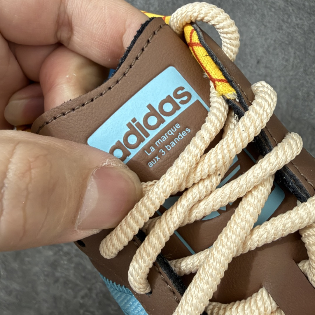 图片[5]-【RS纯原】Toy Story x adidas originals SAMBA OG Woody 柔软舒适 防滑耐磨 低帮 儿童板鞋 棕色/蓝色 中小童 JI3099 市面顶级品质 此版鞋身全部采用进口原厂头层皮 原厂头层 区分市面偷工减料！ 这款桑巴鞋展示了高质量的工艺 带有装饰的超锁缝制和无缝的手感 柔软、柔软的皮革造型和标志性的3条纹完成了精致的外观 正规合身鞋带 鞋面上有绒面鞋垫 橡胶鞋底 享受正畸套筒软感 自50年代首次亮相以来就一直在赢得粉丝的青睐 尺码：36 36.5 37.5 38 38.5 39 40 40.5 41 42 42.5 43 44 44.5 45-选品中心