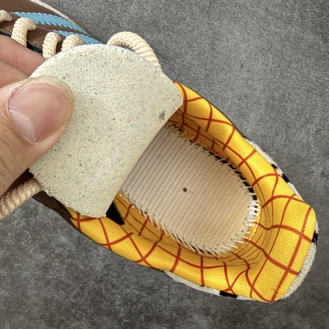 图片[8]-【RS纯原】Toy Story x adidas originals SAMBA OG Woody 柔软舒适 防滑耐磨 低帮 儿童板鞋 棕色/蓝色 中小童 JI3099 市面顶级品质 此版鞋身全部采用进口原厂头层皮 原厂头层 区分市面偷工减料！ 这款桑巴鞋展示了高质量的工艺 带有装饰的超锁缝制和无缝的手感 柔软、柔软的皮革造型和标志性的3条纹完成了精致的外观 正规合身鞋带 鞋面上有绒面鞋垫 橡胶鞋底 享受正畸套筒软感 自50年代首次亮相以来就一直在赢得粉丝的青睐 尺码：36 36.5 37.5 38 38.5 39 40 40.5 41 42 42.5 43 44 44.5 45-选品中心