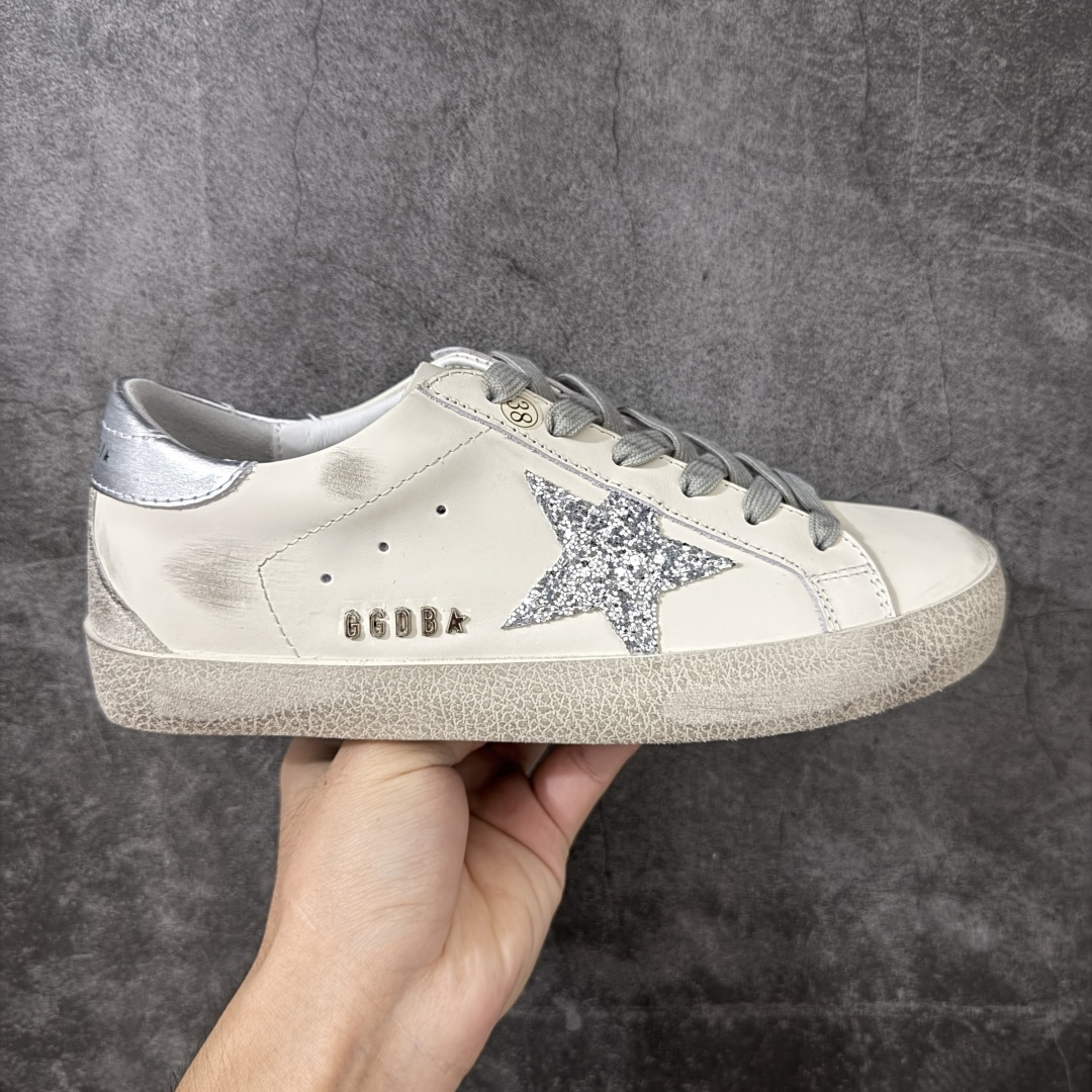 【莞产外贸版】GGDB Golden Goose Super Star 小脏鞋运动鞋 头层牛皮A级皮市面最顶级最性价比版本 欢迎各位外贸大佬拿样对比‼️ 火爆全网各路明星纷纷上脚,头层牛皮小脏鞋,顶级品质 全部细节官网同步 完美精细做工,全手工打磨做旧,自带3厘米内增高,巴黎时装周出镜率最高的小脏鞋。2020Golden Goose 官网同步上新,舒服不磨脚! 尺码:35 36 37 38 39 40-选品中心
