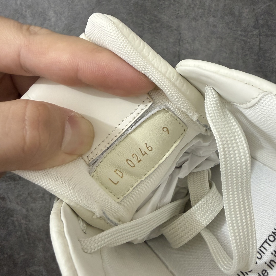 图片[6]-【佛山顶级超A版】Louis Vuitton LV Trainer系列 镭射紫尾 仓库现货 当天可取 私人订单 专柜混卖零售专供 所有配色均为购买原版复刻 整体版型 皮料 市场独一无二 后跟版型都可以自行对比[机智]吊打市场所有货 怒甩十条街，欢迎拿市场各大工厂的货来对比！ 鞋舌烫金超正 压印程度秒杀市面90%以上的高端货 新配色陆续开发出货 尺码：39-46-选品中心