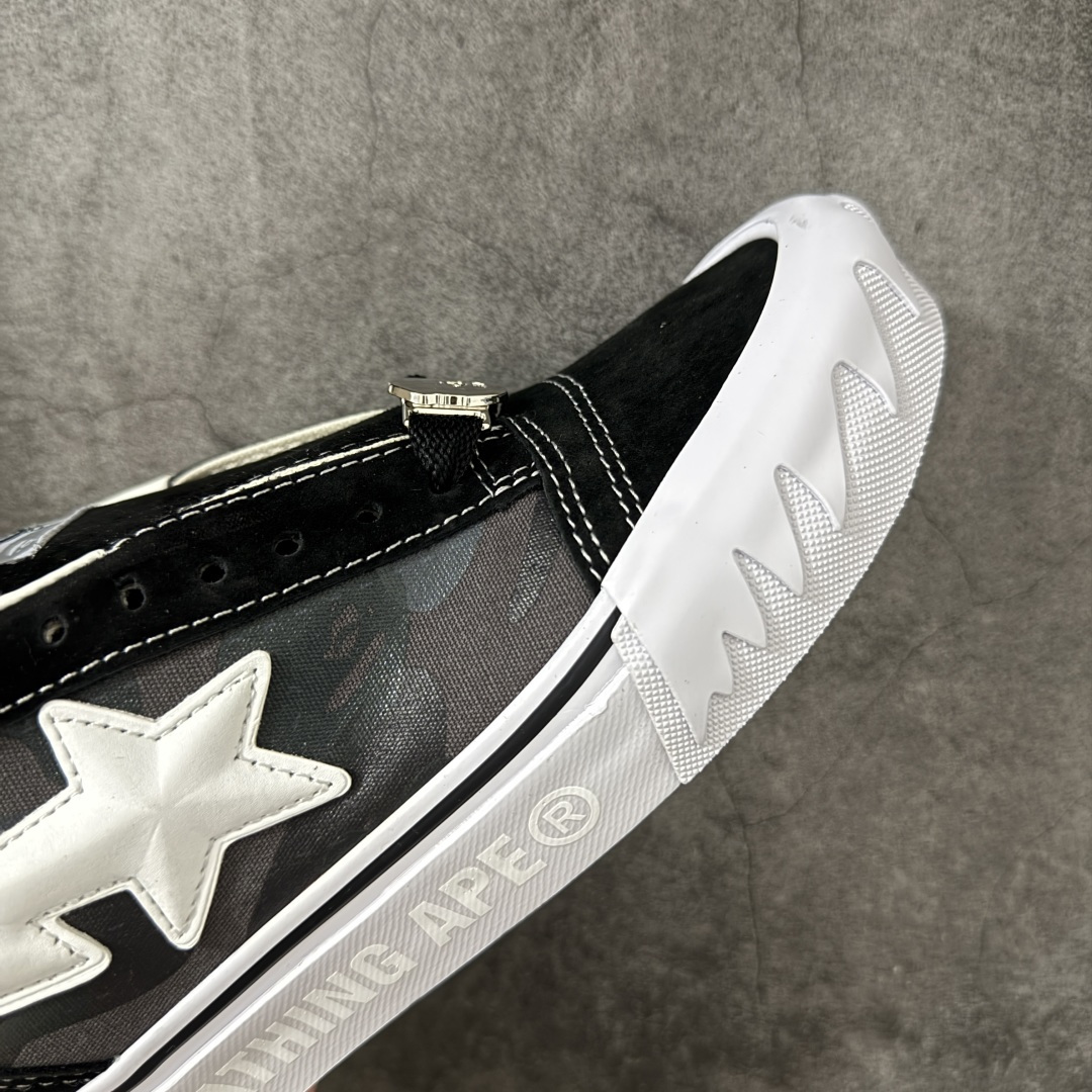 BAPE x Vans Knu Skool 迷彩拼色 流星鲨鱼齿纹 联名板鞋 本次联名在Knu Skool标志性的饱满复