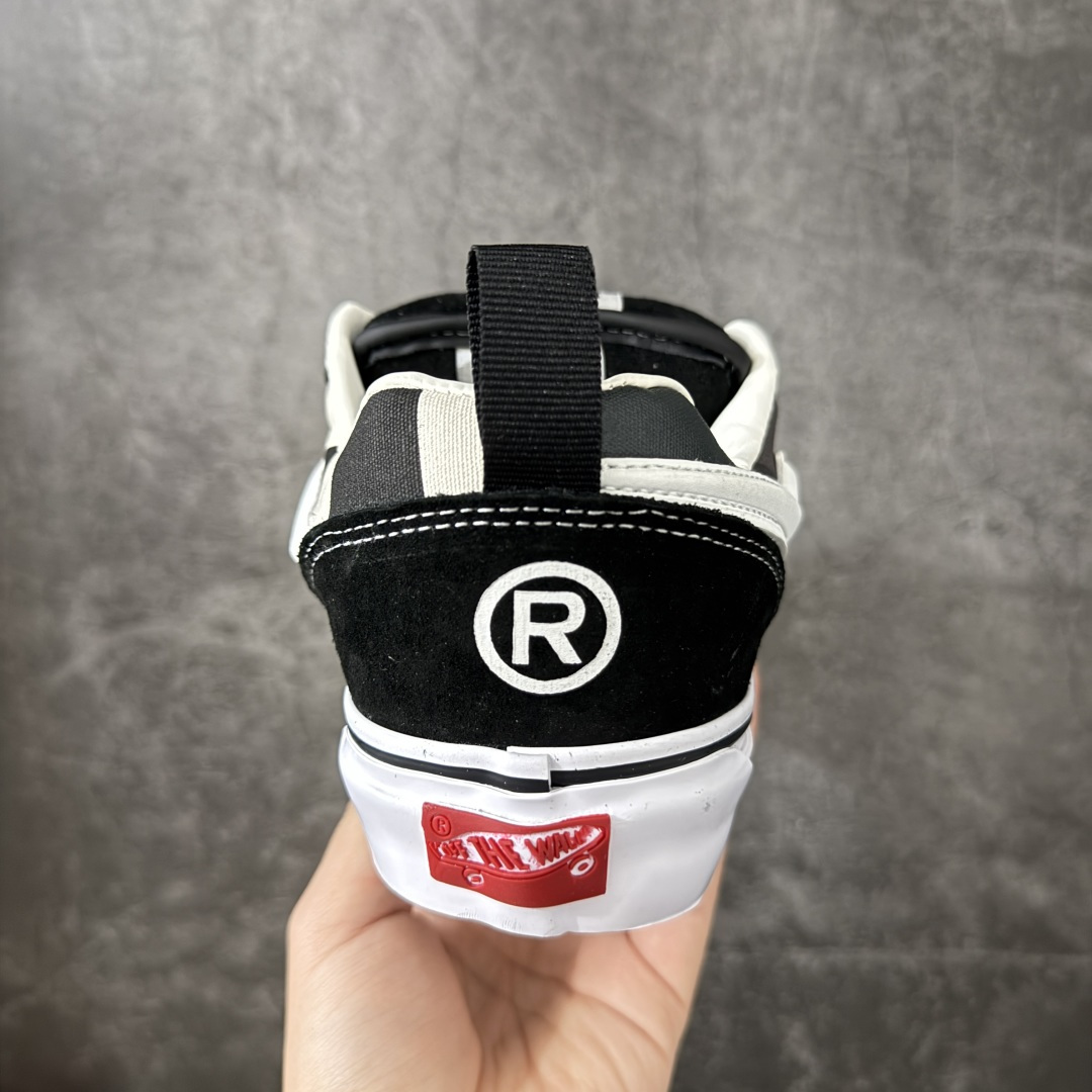 BAPE x Vans Knu Skool 迷彩拼色 流星鲨鱼齿纹 联名板鞋 本次联名在Knu Skool标志性的饱满复