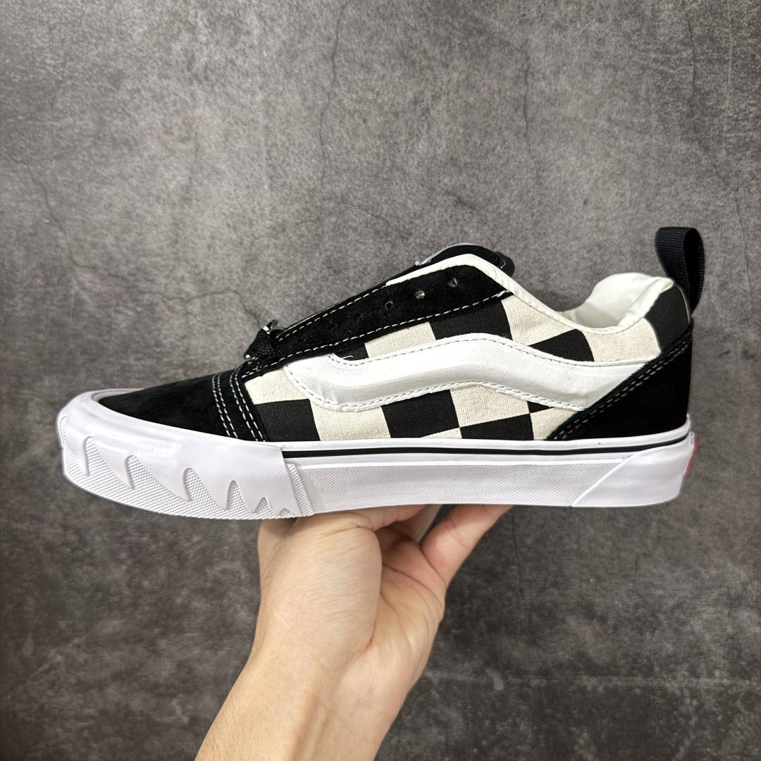 BAPE x Vans Knu Skool 迷彩拼色 流星鲨鱼齿纹 联名板鞋 本次联名在Knu Skool标志性的饱满复