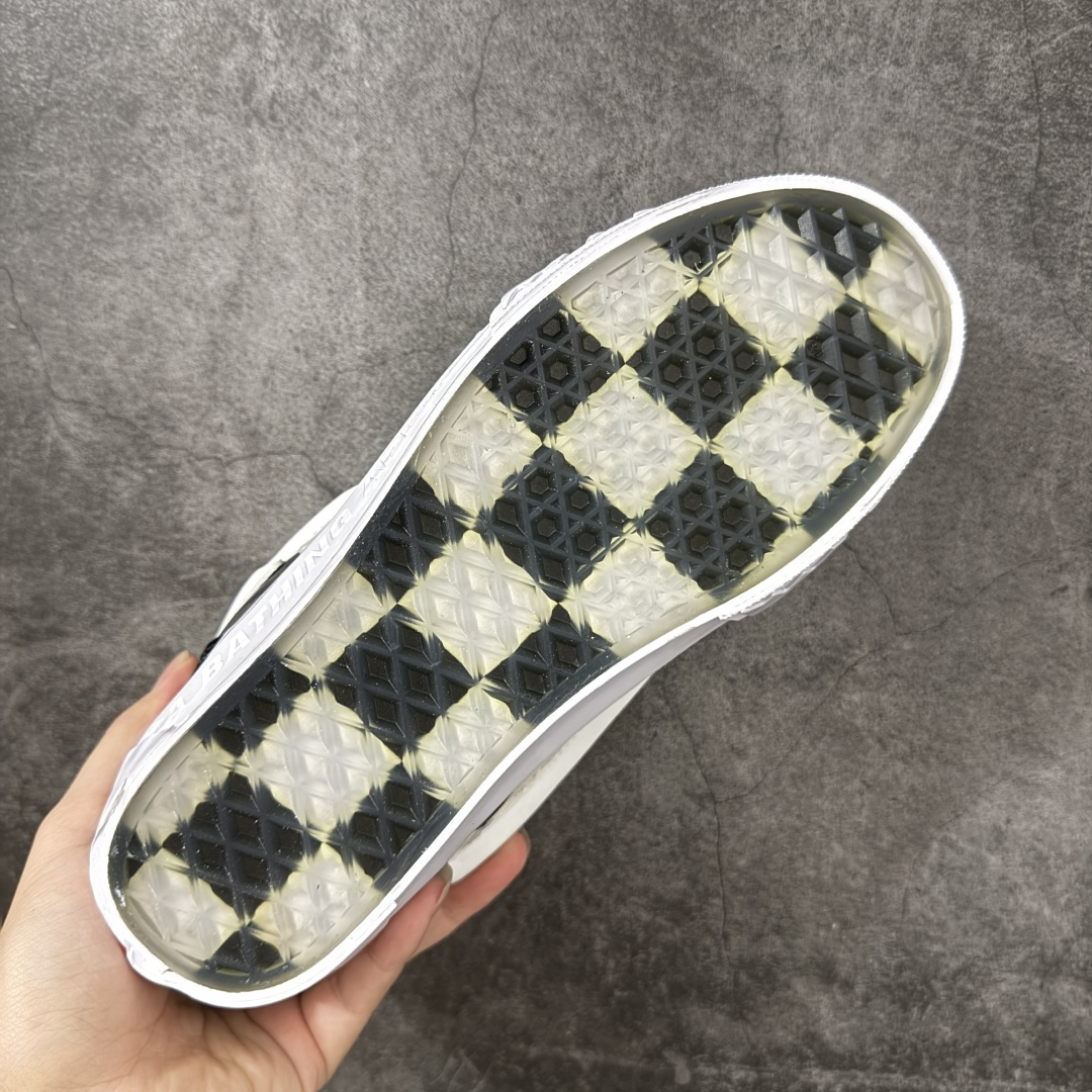 BAPE x Vans Knu Skool 迷彩拼色 流星鲨鱼齿纹 联名板鞋 本次联名在Knu Skool标志性的饱满复