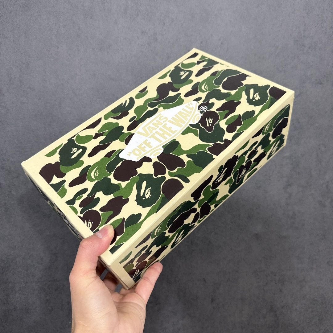 BAPE x Vans Knu Skool 迷彩拼色 流星鲨鱼齿纹 联名板鞋 本次联名在Knu Skool标志性的饱满复