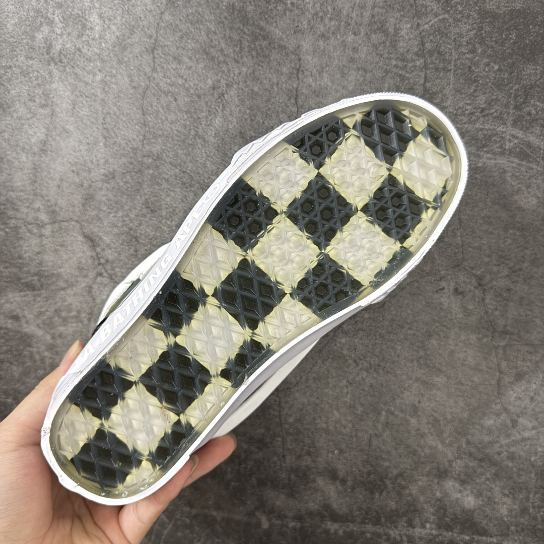 图片[9]-【公司级】BAPE x Vans Knu Skool 迷彩拼色 流星鲨鱼齿纹 联名板鞋 本次联名在Knu Skool标志性的饱满复古轮廓基础上进行重塑，完整融入了BAPE®经典COLOR CAMO迷彩、STA徽标及鲨鱼齿等标志性元素，共包括两款配色。一款为低调沉稳的迷彩黑，另一款则是粉、紫、绿交织的撞色迷彩，风格反差鲜明。鞋面采用质感麂皮与迷彩印花帆布拼接打造，鞋身两侧分别布置Vans标志性的3D立体Sidestripe™侧边条纹与BAPE® STA徽标，两大品牌的核心识别元素各居一侧，辨识度与视觉张力兼具。 鞋款的细节处理处处体现联名专属的设计巧思，宽幅鞋带上搭配了定制鞋带扣，橡胶鞋底包边处压印有BAPE®品牌标识，在细微处强化联名属性。鞋身延续了Knu Skool系列的蓬松鞋舌、加厚鞋领与低帮轮廓，整体散发出利落又充满张力的复古街头气质。鞋底部分采用大版的经典棋盘格图案，向Vans根植多年的滑板文化基因致敬；而品牌标志性的华夫格橡胶外底，延续了耐磨防滑性能，兼顾造型表达与日常穿着的实用性。 货号：VN000Z3929B 尺码：35 36 36.5 37 38 38.5 39 40 40.5 41 42 42.5 43 44-选品中心