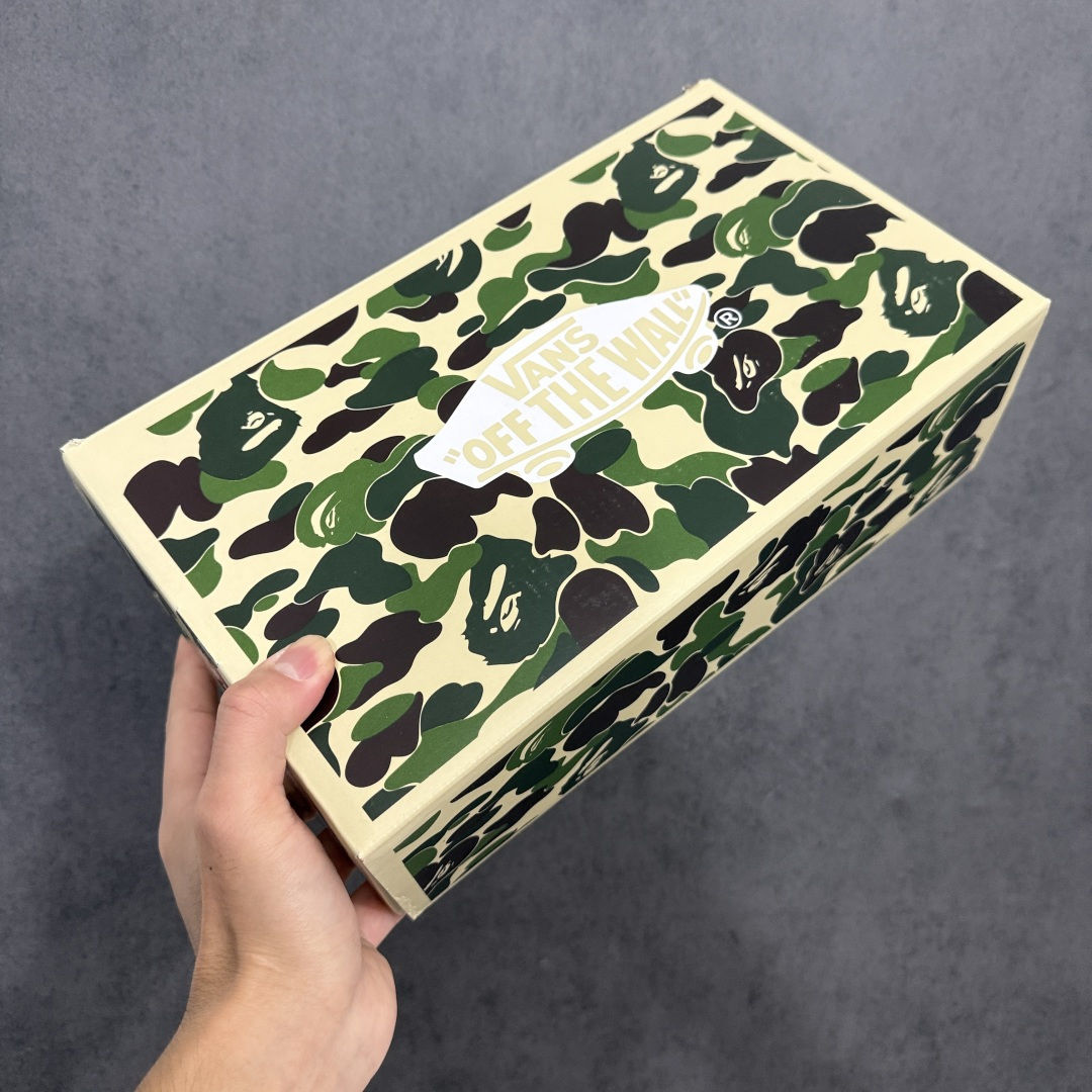 图片[10]-【公司级】BAPE x Vans Knu Skool 迷彩拼色 流星鲨鱼齿纹 联名板鞋 本次联名在Knu Skool标志性的饱满复古轮廓基础上进行重塑，完整融入了BAPE®经典COLOR CAMO迷彩、STA徽标及鲨鱼齿等标志性元素，共包括两款配色。一款为低调沉稳的迷彩黑，另一款则是粉、紫、绿交织的撞色迷彩，风格反差鲜明。鞋面采用质感麂皮与迷彩印花帆布拼接打造，鞋身两侧分别布置Vans标志性的3D立体Sidestripe™侧边条纹与BAPE® STA徽标，两大品牌的核心识别元素各居一侧，辨识度与视觉张力兼具。 鞋款的细节处理处处体现联名专属的设计巧思，宽幅鞋带上搭配了定制鞋带扣，橡胶鞋底包边处压印有BAPE®品牌标识，在细微处强化联名属性。鞋身延续了Knu Skool系列的蓬松鞋舌、加厚鞋领与低帮轮廓，整体散发出利落又充满张力的复古街头气质。鞋底部分采用大版的经典棋盘格图案，向Vans根植多年的滑板文化基因致敬；而品牌标志性的华夫格橡胶外底，延续了耐磨防滑性能，兼顾造型表达与日常穿着的实用性。 货号：VN000Z3929B 尺码：35 36 36.5 37 38 38.5 39 40 40.5 41 42 42.5 43 44-选品中心