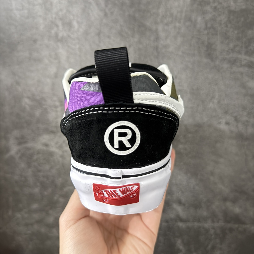 图片[4]-【公司级】BAPE x Vans Knu Skool 迷彩拼色 流星鲨鱼齿纹 联名板鞋 本次联名在Knu Skool标志性的饱满复古轮廓基础上进行重塑，完整融入了BAPE®经典COLOR CAMO迷彩、STA徽标及鲨鱼齿等标志性元素，共包括两款配色。一款为低调沉稳的迷彩黑，另一款则是粉、紫、绿交织的撞色迷彩，风格反差鲜明。鞋面采用质感麂皮与迷彩印花帆布拼接打造，鞋身两侧分别布置Vans标志性的3D立体Sidestripe™侧边条纹与BAPE® STA徽标，两大品牌的核心识别元素各居一侧，辨识度与视觉张力兼具。 鞋款的细节处理处处体现联名专属的设计巧思，宽幅鞋带上搭配了定制鞋带扣，橡胶鞋底包边处压印有BAPE®品牌标识，在细微处强化联名属性。鞋身延续了Knu Skool系列的蓬松鞋舌、加厚鞋领与低帮轮廓，整体散发出利落又充满张力的复古街头气质。鞋底部分采用大版的经典棋盘格图案，向Vans根植多年的滑板文化基因致敬；而品牌标志性的华夫格橡胶外底，延续了耐磨防滑性能，兼顾造型表达与日常穿着的实用性。 货号：VN000Z3929B 尺码：35 36 36.5 37 38 38.5 39 40 40.5 41 42 42.5 43 44-选品中心