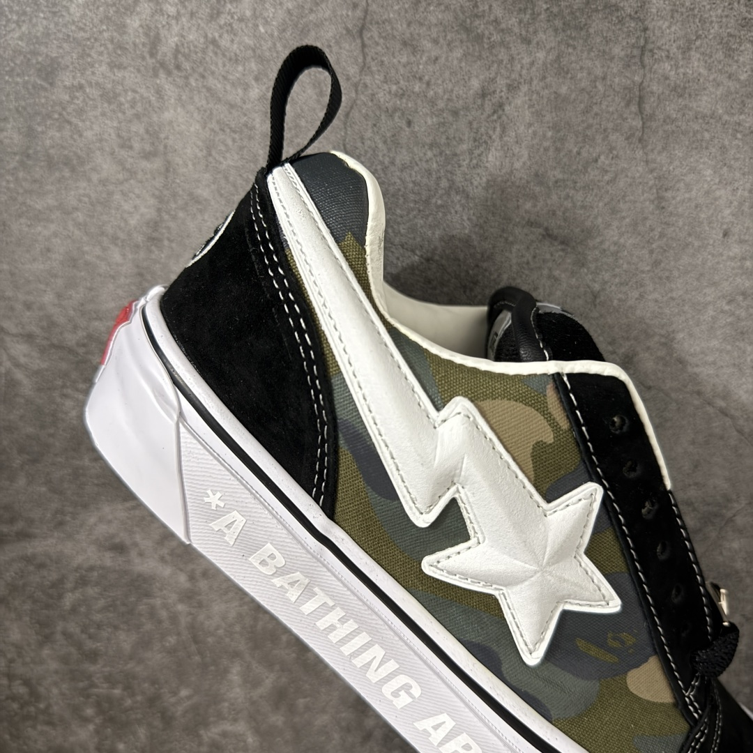 图片[7]-【公司级】BAPE x Vans Knu Skool 迷彩拼色 流星鲨鱼齿纹 联名板鞋 本次联名在Knu Skool标志性的饱满复古轮廓基础上进行重塑，完整融入了BAPE®经典COLOR CAMO迷彩、STA徽标及鲨鱼齿等标志性元素，共包括两款配色。一款为低调沉稳的迷彩黑，另一款则是粉、紫、绿交织的撞色迷彩，风格反差鲜明。鞋面采用质感麂皮与迷彩印花帆布拼接打造，鞋身两侧分别布置Vans标志性的3D立体Sidestripe™侧边条纹与BAPE® STA徽标，两大品牌的核心识别元素各居一侧，辨识度与视觉张力兼具。 鞋款的细节处理处处体现联名专属的设计巧思，宽幅鞋带上搭配了定制鞋带扣，橡胶鞋底包边处压印有BAPE®品牌标识，在细微处强化联名属性。鞋身延续了Knu Skool系列的蓬松鞋舌、加厚鞋领与低帮轮廓，整体散发出利落又充满张力的复古街头气质。鞋底部分采用大版的经典棋盘格图案，向Vans根植多年的滑板文化基因致敬；而品牌标志性的华夫格橡胶外底，延续了耐磨防滑性能，兼顾造型表达与日常穿着的实用性。 货号：VN000Z3929B 尺码：35 36 36.5 37 38 38.5 39 40 40.5 41 42 42.5 43 44-选品中心