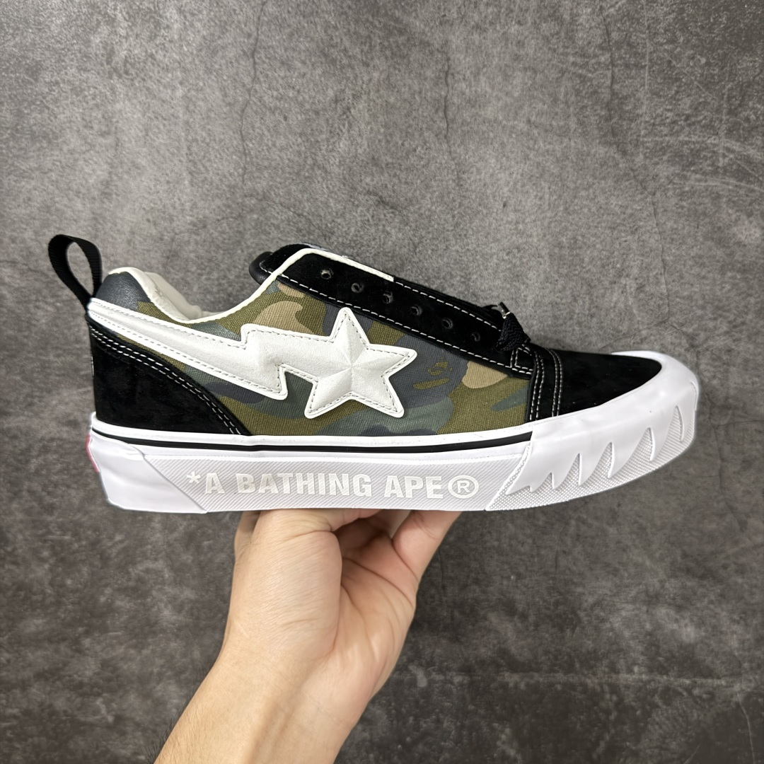 【公司级】BAPE x Vans Knu Skool 迷彩拼色 流星鲨鱼齿纹 联名板鞋 本次联名在Knu Skool标志性的饱满复古轮廓基础上进行重塑，完整融入了BAPE®经典COLOR CAMO迷彩、STA徽标及鲨鱼齿等标志性元素，共包括两款配色。一款为低调沉稳的迷彩黑，另一款则是粉、紫、绿交织的撞色迷彩，风格反差鲜明。鞋面采用质感麂皮与迷彩印花帆布拼接打造，鞋身两侧分别布置Vans标志性的3D立体Sidestripe™侧边条纹与BAPE® STA徽标，两大品牌的核心识别元素各居一侧，辨识度与视觉张力兼具。 鞋款的细节处理处处体现联名专属的设计巧思，宽幅鞋带上搭配了定制鞋带扣，橡胶鞋底包边处压印有BAPE®品牌标识，在细微处强化联名属性。鞋身延续了Knu Skool系列的蓬松鞋舌、加厚鞋领与低帮轮廓，整体散发出利落又充满张力的复古街头气质。鞋底部分采用大版的经典棋盘格图案，向Vans根植多年的滑板文化基因致敬；而品牌标志性的华夫格橡胶外底，延续了耐磨防滑性能，兼顾造型表达与日常穿着的实用性。 货号：VN000Z3929B 尺码：35 36 36.5 37 38 38.5 39 40 40.5 41 42 42.5 43 44-选品中心