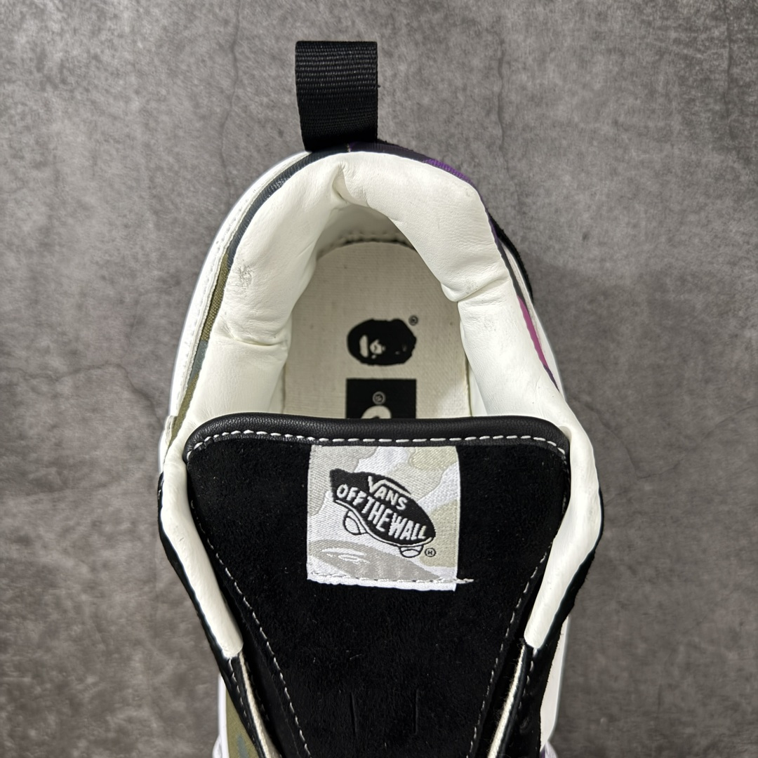 图片[8]-【公司级】BAPE x Vans Knu Skool 迷彩拼色 流星鲨鱼齿纹 联名板鞋 本次联名在Knu Skool标志性的饱满复古轮廓基础上进行重塑，完整融入了BAPE®经典COLOR CAMO迷彩、STA徽标及鲨鱼齿等标志性元素，共包括两款配色。一款为低调沉稳的迷彩黑，另一款则是粉、紫、绿交织的撞色迷彩，风格反差鲜明。鞋面采用质感麂皮与迷彩印花帆布拼接打造，鞋身两侧分别布置Vans标志性的3D立体Sidestripe™侧边条纹与BAPE® STA徽标，两大品牌的核心识别元素各居一侧，辨识度与视觉张力兼具。 鞋款的细节处理处处体现联名专属的设计巧思，宽幅鞋带上搭配了定制鞋带扣，橡胶鞋底包边处压印有BAPE®品牌标识，在细微处强化联名属性。鞋身延续了Knu Skool系列的蓬松鞋舌、加厚鞋领与低帮轮廓，整体散发出利落又充满张力的复古街头气质。鞋底部分采用大版的经典棋盘格图案，向Vans根植多年的滑板文化基因致敬；而品牌标志性的华夫格橡胶外底，延续了耐磨防滑性能，兼顾造型表达与日常穿着的实用性。 货号：VN000Z3929B 尺码：35 36 36.5 37 38 38.5 39 40 40.5 41 42 42.5 43 44-选品中心