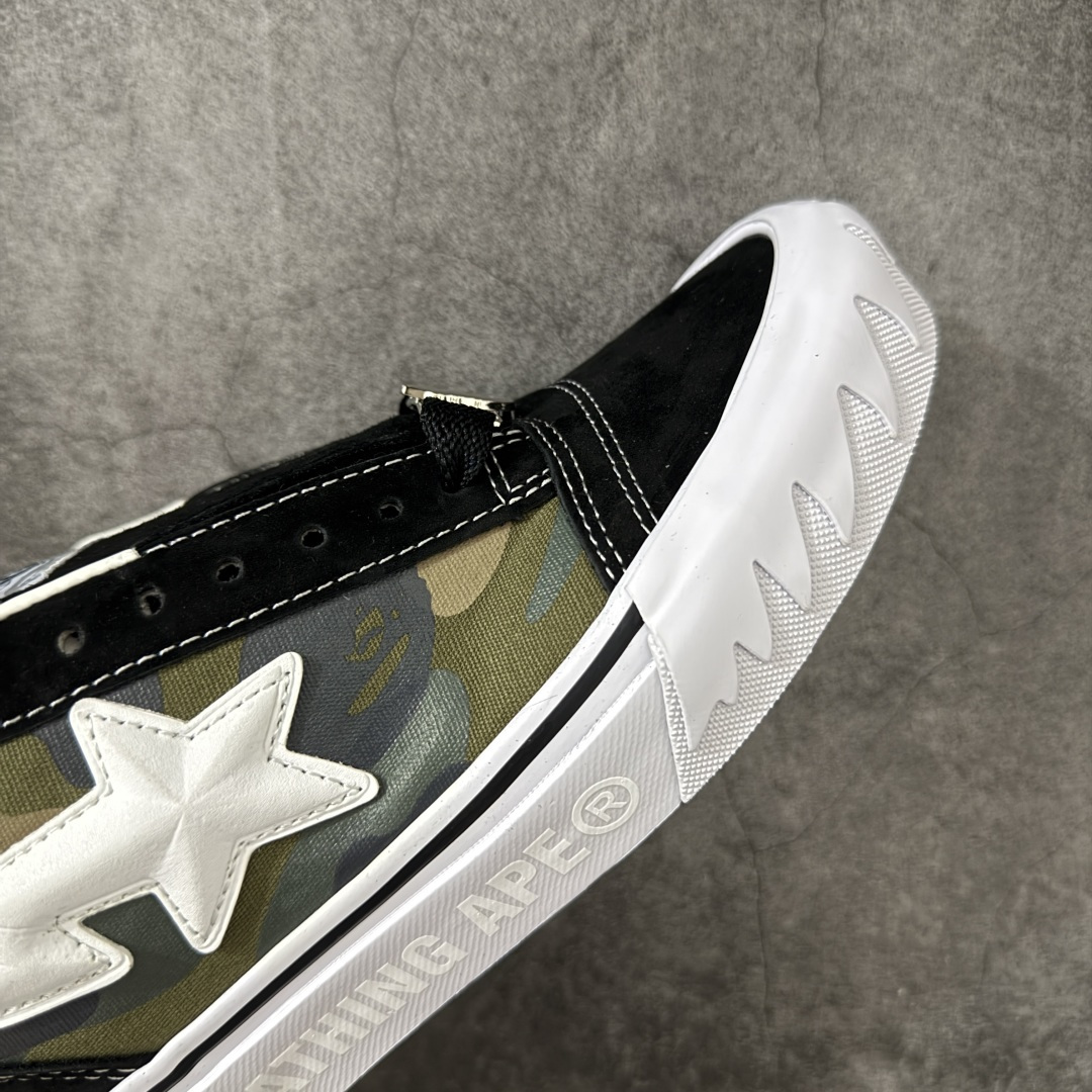 图片[6]-【公司级】BAPE x Vans Knu Skool 迷彩拼色 流星鲨鱼齿纹 联名板鞋 本次联名在Knu Skool标志性的饱满复古轮廓基础上进行重塑，完整融入了BAPE®经典COLOR CAMO迷彩、STA徽标及鲨鱼齿等标志性元素，共包括两款配色。一款为低调沉稳的迷彩黑，另一款则是粉、紫、绿交织的撞色迷彩，风格反差鲜明。鞋面采用质感麂皮与迷彩印花帆布拼接打造，鞋身两侧分别布置Vans标志性的3D立体Sidestripe™侧边条纹与BAPE® STA徽标，两大品牌的核心识别元素各居一侧，辨识度与视觉张力兼具。 鞋款的细节处理处处体现联名专属的设计巧思，宽幅鞋带上搭配了定制鞋带扣，橡胶鞋底包边处压印有BAPE®品牌标识，在细微处强化联名属性。鞋身延续了Knu Skool系列的蓬松鞋舌、加厚鞋领与低帮轮廓，整体散发出利落又充满张力的复古街头气质。鞋底部分采用大版的经典棋盘格图案，向Vans根植多年的滑板文化基因致敬；而品牌标志性的华夫格橡胶外底，延续了耐磨防滑性能，兼顾造型表达与日常穿着的实用性。 货号：VN000Z3929B 尺码：35 36 36.5 37 38 38.5 39 40 40.5 41 42 42.5 43 44-选品中心