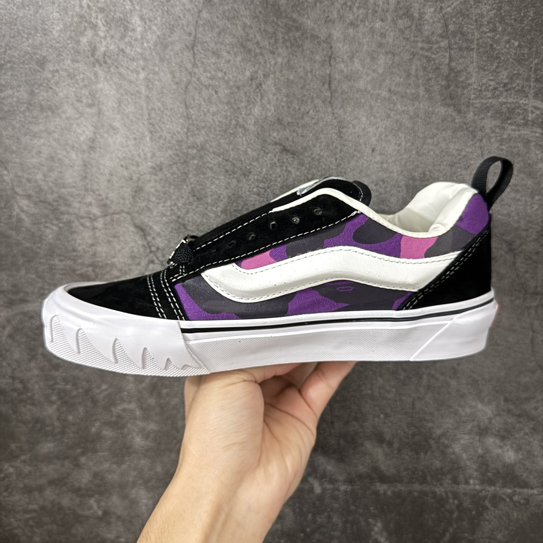 图片[2]-【公司级】BAPE x Vans Knu Skool 迷彩拼色 流星鲨鱼齿纹 联名板鞋 本次联名在Knu Skool标志性的饱满复古轮廓基础上进行重塑，完整融入了BAPE®经典COLOR CAMO迷彩、STA徽标及鲨鱼齿等标志性元素，共包括两款配色。一款为低调沉稳的迷彩黑，另一款则是粉、紫、绿交织的撞色迷彩，风格反差鲜明。鞋面采用质感麂皮与迷彩印花帆布拼接打造，鞋身两侧分别布置Vans标志性的3D立体Sidestripe™侧边条纹与BAPE® STA徽标，两大品牌的核心识别元素各居一侧，辨识度与视觉张力兼具。 鞋款的细节处理处处体现联名专属的设计巧思，宽幅鞋带上搭配了定制鞋带扣，橡胶鞋底包边处压印有BAPE®品牌标识，在细微处强化联名属性。鞋身延续了Knu Skool系列的蓬松鞋舌、加厚鞋领与低帮轮廓，整体散发出利落又充满张力的复古街头气质。鞋底部分采用大版的经典棋盘格图案，向Vans根植多年的滑板文化基因致敬；而品牌标志性的华夫格橡胶外底，延续了耐磨防滑性能，兼顾造型表达与日常穿着的实用性。 货号：VN000Z3929B 尺码：35 36 36.5 37 38 38.5 39 40 40.5 41 42 42.5 43 44-选品中心