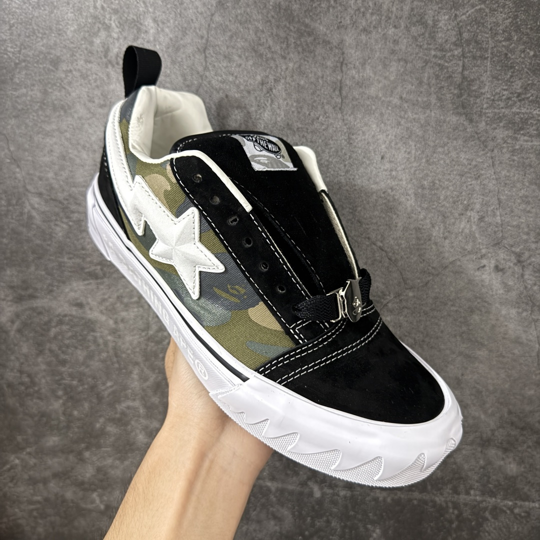 图片[3]-【公司级】BAPE x Vans Knu Skool 迷彩拼色 流星鲨鱼齿纹 联名板鞋 本次联名在Knu Skool标志性的饱满复古轮廓基础上进行重塑，完整融入了BAPE®经典COLOR CAMO迷彩、STA徽标及鲨鱼齿等标志性元素，共包括两款配色。一款为低调沉稳的迷彩黑，另一款则是粉、紫、绿交织的撞色迷彩，风格反差鲜明。鞋面采用质感麂皮与迷彩印花帆布拼接打造，鞋身两侧分别布置Vans标志性的3D立体Sidestripe™侧边条纹与BAPE® STA徽标，两大品牌的核心识别元素各居一侧，辨识度与视觉张力兼具。 鞋款的细节处理处处体现联名专属的设计巧思，宽幅鞋带上搭配了定制鞋带扣，橡胶鞋底包边处压印有BAPE®品牌标识，在细微处强化联名属性。鞋身延续了Knu Skool系列的蓬松鞋舌、加厚鞋领与低帮轮廓，整体散发出利落又充满张力的复古街头气质。鞋底部分采用大版的经典棋盘格图案，向Vans根植多年的滑板文化基因致敬；而品牌标志性的华夫格橡胶外底，延续了耐磨防滑性能，兼顾造型表达与日常穿着的实用性。 货号：VN000Z3929B 尺码：35 36 36.5 37 38 38.5 39 40 40.5 41 42 42.5 43 44-选品中心