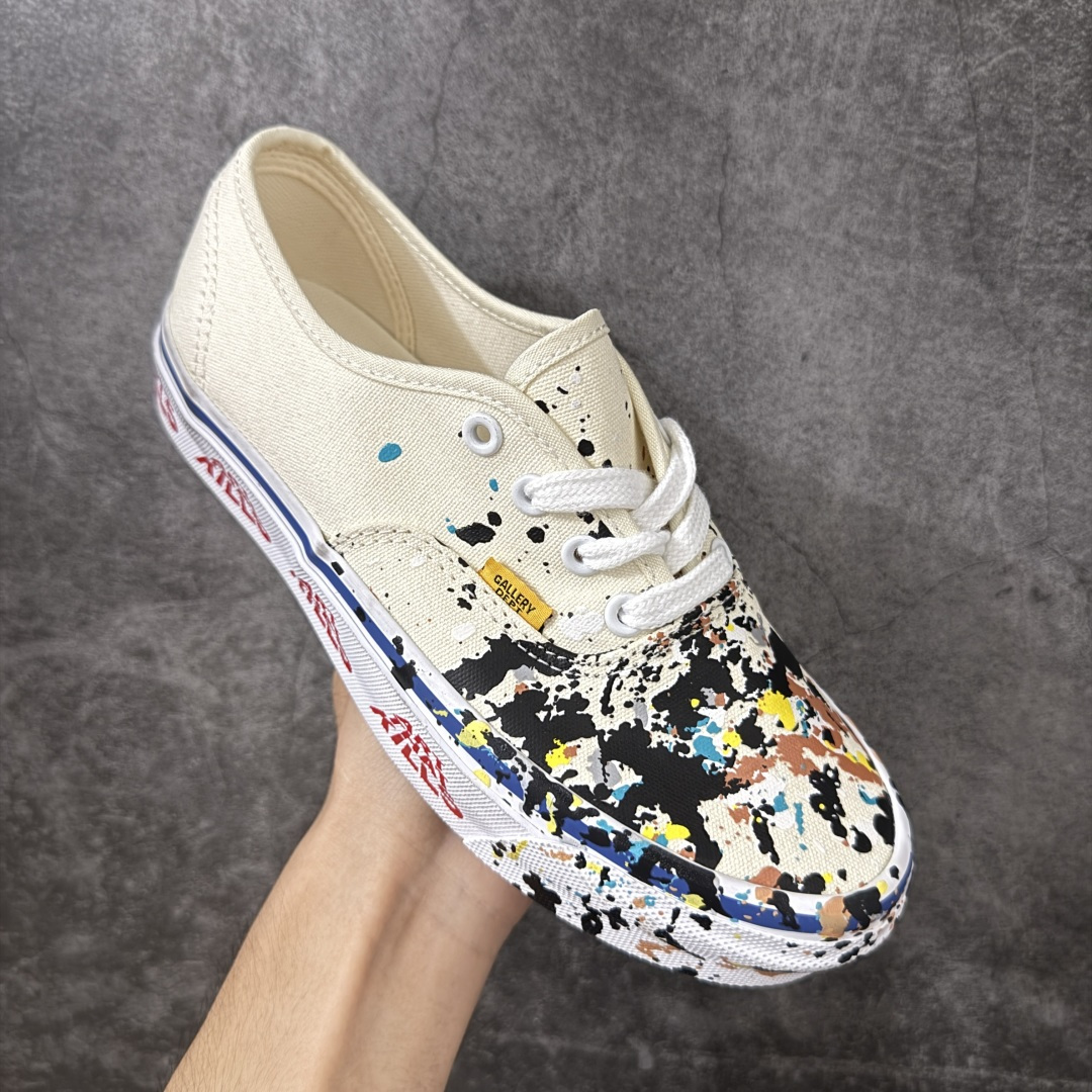图片[3]-【公司级】OTW By Vans × Gallery Dept. Authentic 44 联名款 高阶支线复古泼墨做旧帆布鞋 鞋款基于 Authentic Reissue 44打造保留原始比例与低调轮廓，细节上融入Gallery Dept.标志性的做旧处理与艺术化笔触。帆布鞋面呈现出略带不规则的质感变化强化手工痕迹。鞋侧与后跟细节低调点缀品牌识别元素，在不破坏整体干净感的前提下增加辨识度，适配各类潮酷穿搭。 货号：VN000SJKEM2 米白 货号：VN000EEUBLA 黑色 尺码：36 36.5 37 38 38.5 39 40 40.5 41 42 42.5 43 44 44.5 45 46-选品中心