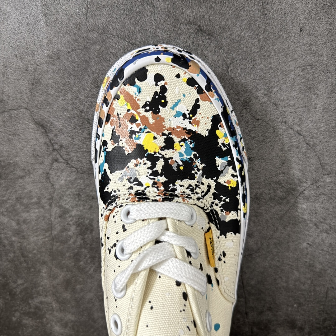 图片[5]-【公司级】OTW By Vans × Gallery Dept. Authentic 44 联名款 高阶支线复古泼墨做旧帆布鞋 鞋款基于 Authentic Reissue 44打造保留原始比例与低调轮廓，细节上融入Gallery Dept.标志性的做旧处理与艺术化笔触。帆布鞋面呈现出略带不规则的质感变化强化手工痕迹。鞋侧与后跟细节低调点缀品牌识别元素，在不破坏整体干净感的前提下增加辨识度，适配各类潮酷穿搭。 货号：VN000SJKEM2 米白 货号：VN000EEUBLA 黑色 尺码：36 36.5 37 38 38.5 39 40 40.5 41 42 42.5 43 44 44.5 45 46-选品中心