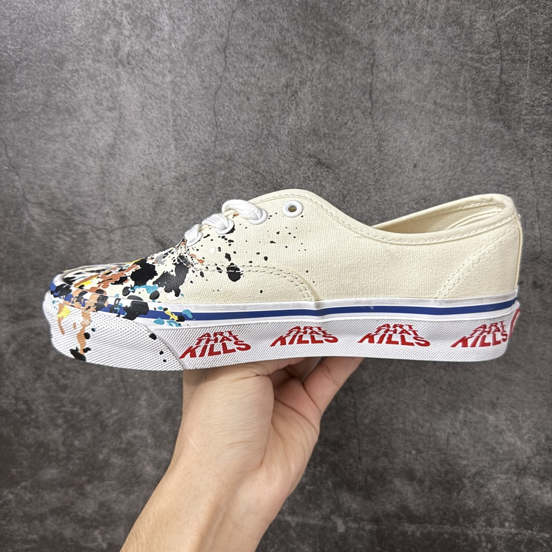 图片[2]-【公司级】OTW By Vans × Gallery Dept. Authentic 44 联名款 高阶支线复古泼墨做旧帆布鞋 鞋款基于 Authentic Reissue 44打造保留原始比例与低调轮廓，细节上融入Gallery Dept.标志性的做旧处理与艺术化笔触。帆布鞋面呈现出略带不规则的质感变化强化手工痕迹。鞋侧与后跟细节低调点缀品牌识别元素，在不破坏整体干净感的前提下增加辨识度，适配各类潮酷穿搭。 货号：VN000SJKEM2 米白 货号：VN000EEUBLA 黑色 尺码：36 36.5 37 38 38.5 39 40 40.5 41 42 42.5 43 44 44.5 45 46-选品中心