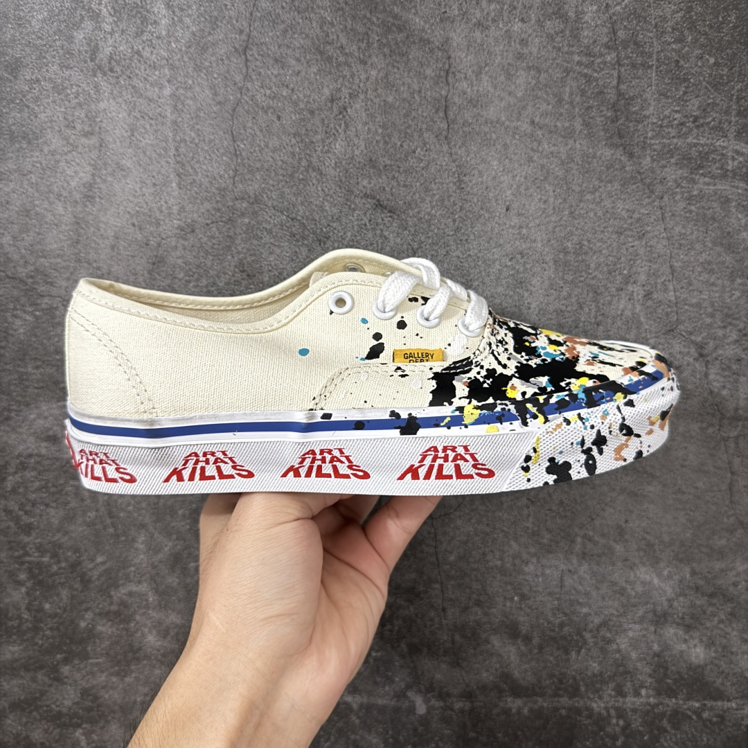 【公司级】OTW By Vans × Gallery Dept. Authentic 44 联名款 高阶支线复古泼墨做旧帆布鞋 鞋款基于 Authentic Reissue 44打造保留原始比例与低调轮廓，细节上融入Gallery Dept.标志性的做旧处理与艺术化笔触。帆布鞋面呈现出略带不规则的质感变化强化手工痕迹。鞋侧与后跟细节低调点缀品牌识别元素，在不破坏整体干净感的前提下增加辨识度，适配各类潮酷穿搭。 货号：VN000SJKEM2 米白 货号：VN000EEUBLA 黑色 尺码：36 36.5 37 38 38.5 39 40 40.5 41 42 42.5 43 44 44.5 45 46-选品中心