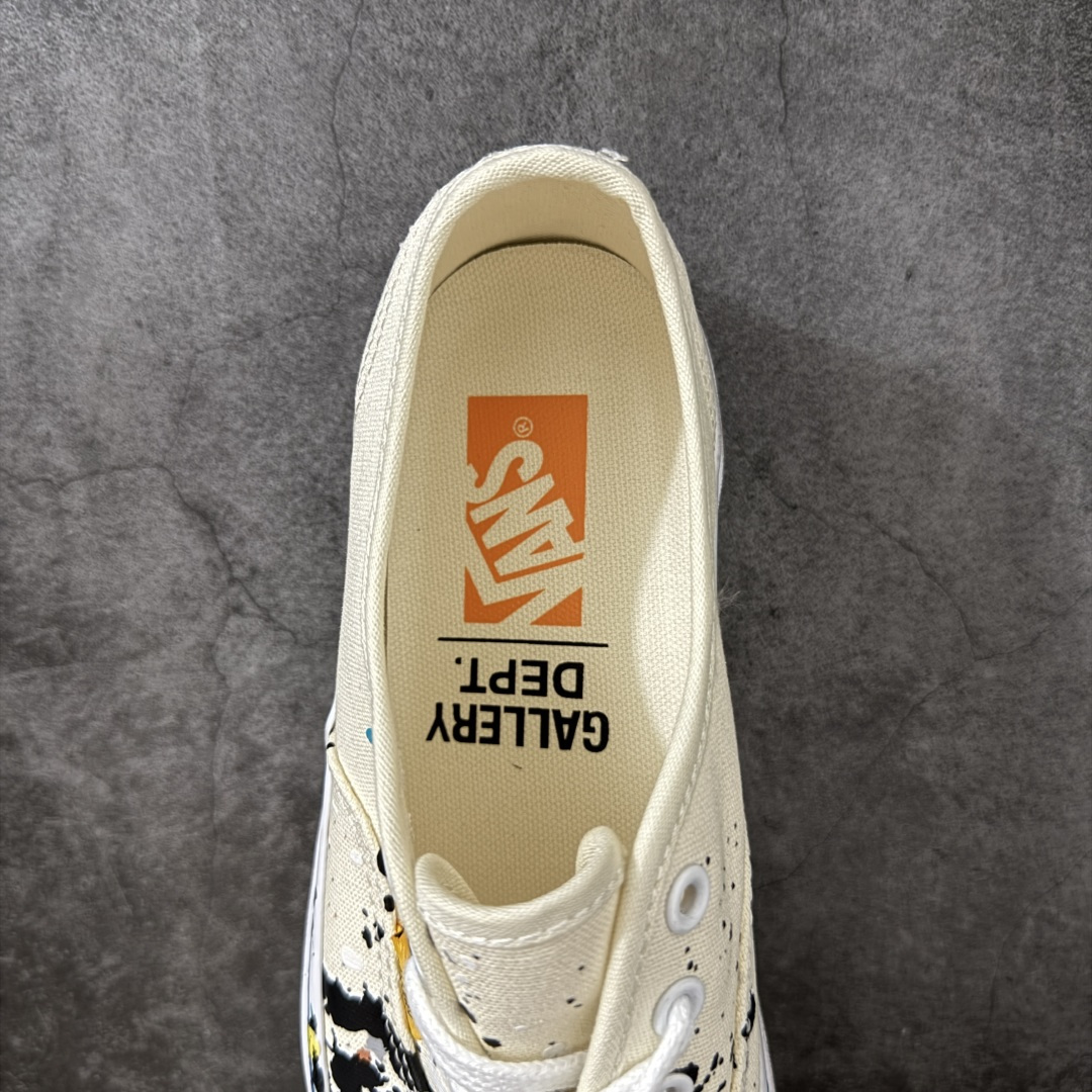 图片[8]-【公司级】OTW By Vans × Gallery Dept. Authentic 44 联名款 高阶支线复古泼墨做旧帆布鞋 鞋款基于 Authentic Reissue 44打造保留原始比例与低调轮廓，细节上融入Gallery Dept.标志性的做旧处理与艺术化笔触。帆布鞋面呈现出略带不规则的质感变化强化手工痕迹。鞋侧与后跟细节低调点缀品牌识别元素，在不破坏整体干净感的前提下增加辨识度，适配各类潮酷穿搭。 货号：VN000SJKEM2 米白 货号：VN000EEUBLA 黑色 尺码：36 36.5 37 38 38.5 39 40 40.5 41 42 42.5 43 44 44.5 45 46-选品中心