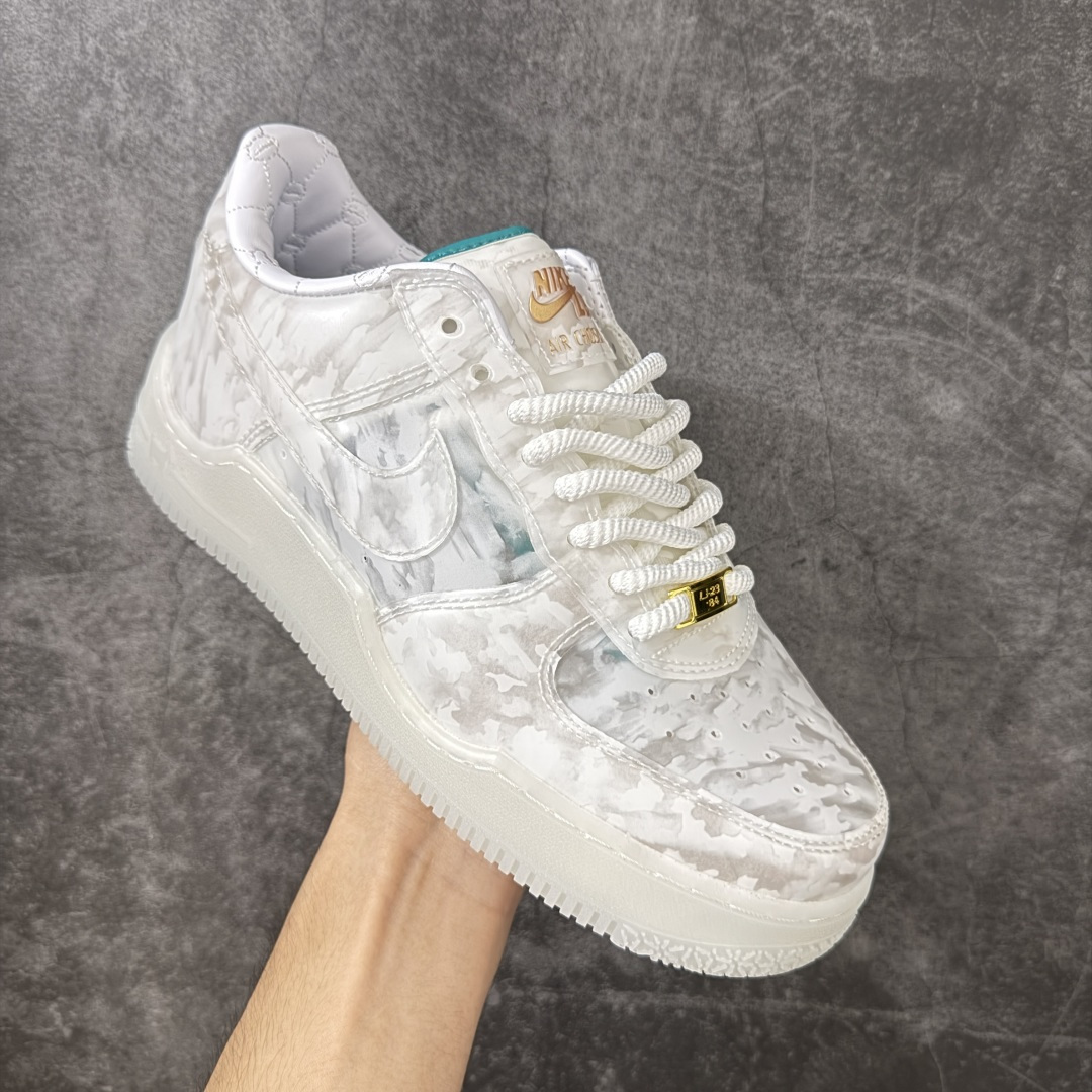图片[3]-【纯原版】Nike Air Force 1 \”Beijing\” 勒布朗·詹姆斯限定联名 空军一号低帮休闲板鞋 IQ5373-100  #鞋面采用独特玉石迷彩纹理，细腻面料兼顾柔韧与耐穿，冰玉质感中底辨识度十足，夜光效果加持氛围感直接拉满，专属LBJ皇冠、鎏金标识点缀鞋身，细节满满自带收藏属性，上脚脚感柔软回弹，日常通勤、潮流穿搭都能轻松驾驭，男女同款适配多种穿搭风格，是潮流玩家不可错过的限定好物。  尺码：36 36.5 37.5 38 38.5 39 40 40.5 41 42 42.5 43 44 44.5 45-选品中心