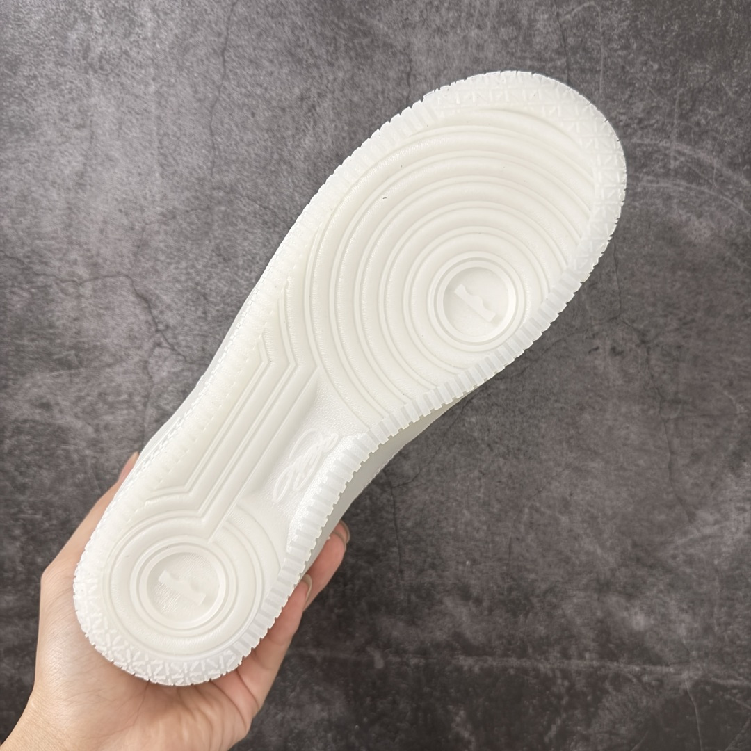 图片[9]-【纯原版】Nike Air Force 1 \”Beijing\” 勒布朗·詹姆斯限定联名 空军一号低帮休闲板鞋 IQ5373-100  #鞋面采用独特玉石迷彩纹理，细腻面料兼顾柔韧与耐穿，冰玉质感中底辨识度十足，夜光效果加持氛围感直接拉满，专属LBJ皇冠、鎏金标识点缀鞋身，细节满满自带收藏属性，上脚脚感柔软回弹，日常通勤、潮流穿搭都能轻松驾驭，男女同款适配多种穿搭风格，是潮流玩家不可错过的限定好物。  尺码：36 36.5 37.5 38 38.5 39 40 40.5 41 42 42.5 43 44 44.5 45-选品中心