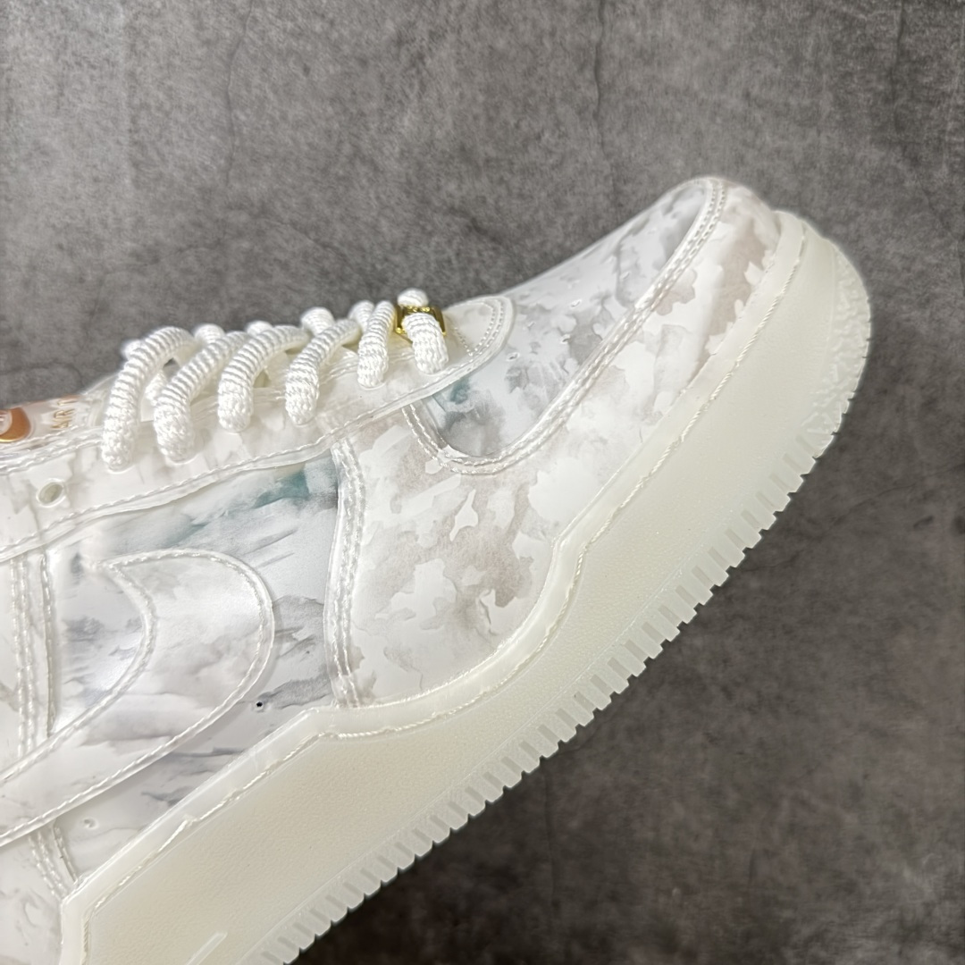 图片[6]-【纯原版】Nike Air Force 1 \”Beijing\” 勒布朗·詹姆斯限定联名 空军一号低帮休闲板鞋 IQ5373-100  #鞋面采用独特玉石迷彩纹理，细腻面料兼顾柔韧与耐穿，冰玉质感中底辨识度十足，夜光效果加持氛围感直接拉满，专属LBJ皇冠、鎏金标识点缀鞋身，细节满满自带收藏属性，上脚脚感柔软回弹，日常通勤、潮流穿搭都能轻松驾驭，男女同款适配多种穿搭风格，是潮流玩家不可错过的限定好物。  尺码：36 36.5 37.5 38 38.5 39 40 40.5 41 42 42.5 43 44 44.5 45-选品中心