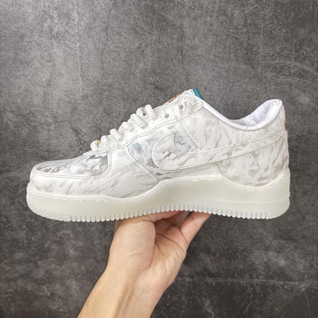 图片[2]-【纯原版】Nike Air Force 1 \”Beijing\” 勒布朗·詹姆斯限定联名 空军一号低帮休闲板鞋 IQ5373-100  #鞋面采用独特玉石迷彩纹理，细腻面料兼顾柔韧与耐穿，冰玉质感中底辨识度十足，夜光效果加持氛围感直接拉满，专属LBJ皇冠、鎏金标识点缀鞋身，细节满满自带收藏属性，上脚脚感柔软回弹，日常通勤、潮流穿搭都能轻松驾驭，男女同款适配多种穿搭风格，是潮流玩家不可错过的限定好物。  尺码：36 36.5 37.5 38 38.5 39 40 40.5 41 42 42.5 43 44 44.5 45-选品中心