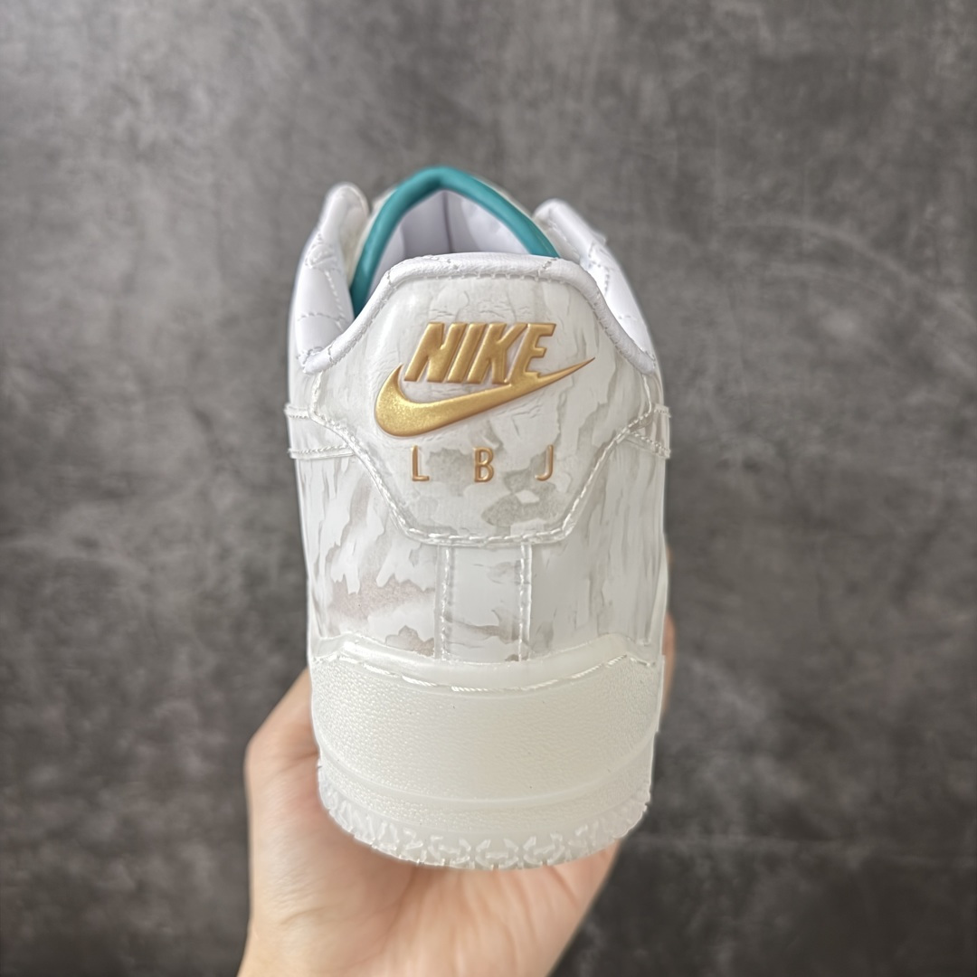 图片[4]-【纯原版】Nike Air Force 1 \”Beijing\” 勒布朗·詹姆斯限定联名 空军一号低帮休闲板鞋 IQ5373-100  #鞋面采用独特玉石迷彩纹理，细腻面料兼顾柔韧与耐穿，冰玉质感中底辨识度十足，夜光效果加持氛围感直接拉满，专属LBJ皇冠、鎏金标识点缀鞋身，细节满满自带收藏属性，上脚脚感柔软回弹，日常通勤、潮流穿搭都能轻松驾驭，男女同款适配多种穿搭风格，是潮流玩家不可错过的限定好物。  尺码：36 36.5 37.5 38 38.5 39 40 40.5 41 42 42.5 43 44 44.5 45-选品中心
