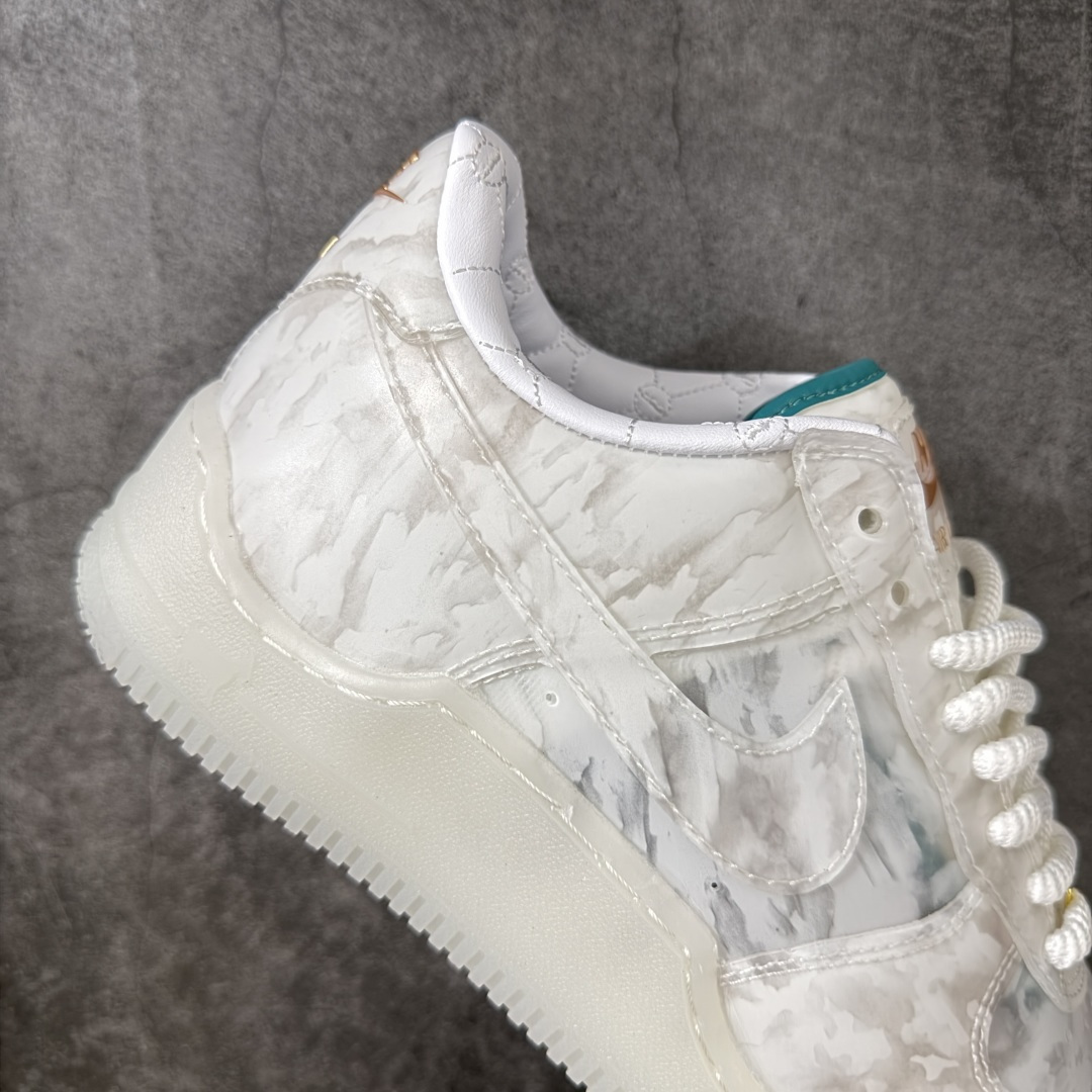 图片[7]-【纯原版】Nike Air Force 1 \”Beijing\” 勒布朗·詹姆斯限定联名 空军一号低帮休闲板鞋 IQ5373-100  #鞋面采用独特玉石迷彩纹理，细腻面料兼顾柔韧与耐穿，冰玉质感中底辨识度十足，夜光效果加持氛围感直接拉满，专属LBJ皇冠、鎏金标识点缀鞋身，细节满满自带收藏属性，上脚脚感柔软回弹，日常通勤、潮流穿搭都能轻松驾驭，男女同款适配多种穿搭风格，是潮流玩家不可错过的限定好物。  尺码：36 36.5 37.5 38 38.5 39 40 40.5 41 42 42.5 43 44 44.5 45-选品中心