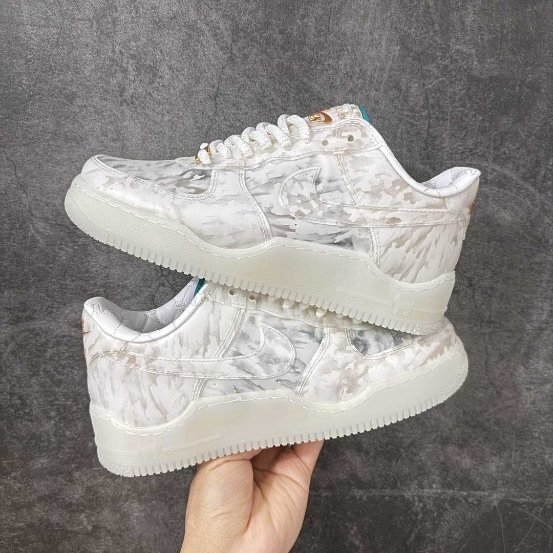 图片[3]-【纯原版】Nike Air Force 1 \”Beijing\” 勒布朗·詹姆斯限定联名 空军一号低帮休闲板鞋 IQ5373-100  #鞋面采用独特玉石迷彩纹理，细腻面料兼顾柔韧与耐穿，冰玉质感中底辨识度十足，夜光效果加持氛围感直接拉满，专属LBJ皇冠、鎏金标识点缀鞋身，细节满满自带收藏属性，上脚脚感柔软回弹，日常通勤、潮流穿搭都能轻松驾驭，男女同款适配多种穿搭风格，是潮流玩家不可错过的限定好物。  尺码：36 36.5 37.5 38 38.5 39 40 40.5 41 42 42.5 43 44 44.5 45-选品中心
