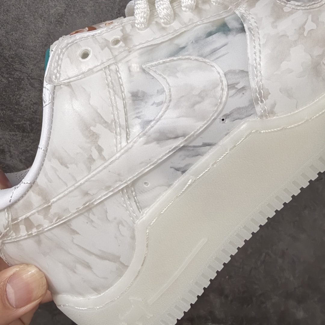 图片[8]-【纯原版】Nike Air Force 1 \”Beijing\” 勒布朗·詹姆斯限定联名 空军一号低帮休闲板鞋 IQ5373-100  #鞋面采用独特玉石迷彩纹理，细腻面料兼顾柔韧与耐穿，冰玉质感中底辨识度十足，夜光效果加持氛围感直接拉满，专属LBJ皇冠、鎏金标识点缀鞋身，细节满满自带收藏属性，上脚脚感柔软回弹，日常通勤、潮流穿搭都能轻松驾驭，男女同款适配多种穿搭风格，是潮流玩家不可错过的限定好物。  尺码：36 36.5 37.5 38 38.5 39 40 40.5 41 42 42.5 43 44 44.5 45-选品中心