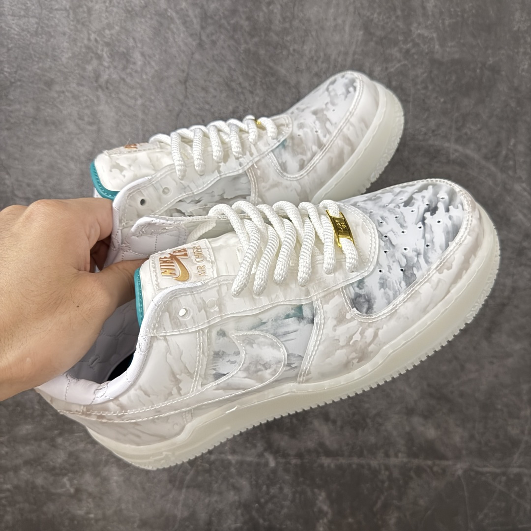 图片[4]-【纯原版】Nike Air Force 1 \”Beijing\” 勒布朗·詹姆斯限定联名 空军一号低帮休闲板鞋 IQ5373-100  #鞋面采用独特玉石迷彩纹理，细腻面料兼顾柔韧与耐穿，冰玉质感中底辨识度十足，夜光效果加持氛围感直接拉满，专属LBJ皇冠、鎏金标识点缀鞋身，细节满满自带收藏属性，上脚脚感柔软回弹，日常通勤、潮流穿搭都能轻松驾驭，男女同款适配多种穿搭风格，是潮流玩家不可错过的限定好物。  尺码：36 36.5 37.5 38 38.5 39 40 40.5 41 42 42.5 43 44 44.5 45-选品中心