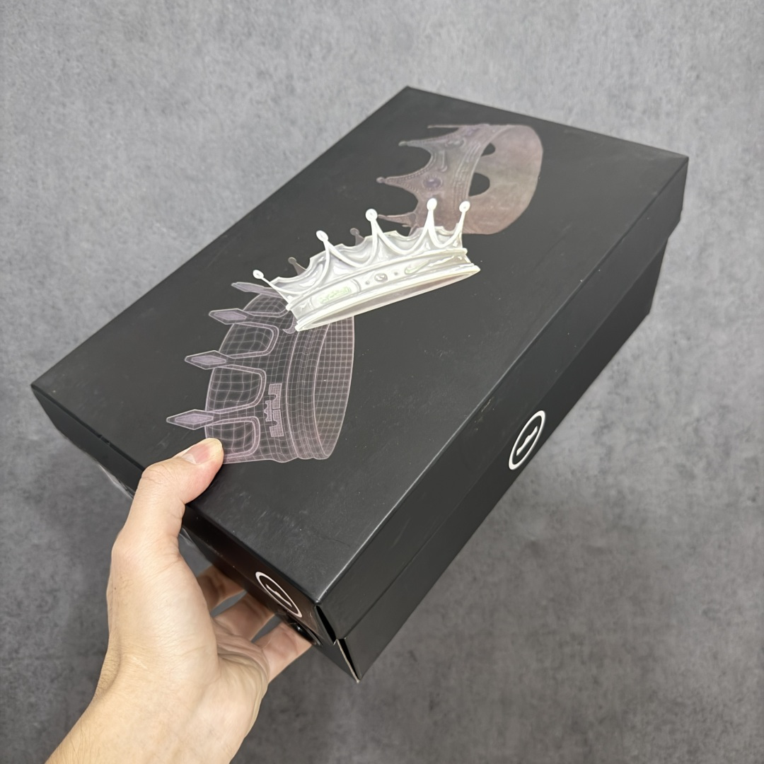 图片[5]-【纯原版】Nike Air Force 1 \”Beijing\” 勒布朗·詹姆斯限定联名 空军一号低帮休闲板鞋 IQ5373-100  #鞋面采用独特玉石迷彩纹理，细腻面料兼顾柔韧与耐穿，冰玉质感中底辨识度十足，夜光效果加持氛围感直接拉满，专属LBJ皇冠、鎏金标识点缀鞋身，细节满满自带收藏属性，上脚脚感柔软回弹，日常通勤、潮流穿搭都能轻松驾驭，男女同款适配多种穿搭风格，是潮流玩家不可错过的限定好物。  尺码：36 36.5 37.5 38 38.5 39 40 40.5 41 42 42.5 43 44 44.5 45-选品中心