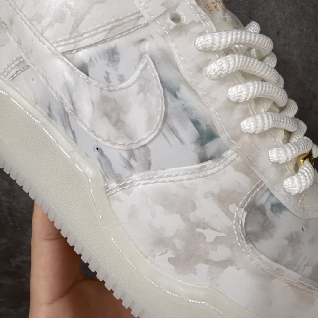 图片[9]-【纯原版】Nike Air Force 1 \”Beijing\” 勒布朗·詹姆斯限定联名 空军一号低帮休闲板鞋 IQ5373-100  #鞋面采用独特玉石迷彩纹理，细腻面料兼顾柔韧与耐穿，冰玉质感中底辨识度十足，夜光效果加持氛围感直接拉满，专属LBJ皇冠、鎏金标识点缀鞋身，细节满满自带收藏属性，上脚脚感柔软回弹，日常通勤、潮流穿搭都能轻松驾驭，男女同款适配多种穿搭风格，是潮流玩家不可错过的限定好物。  尺码：36 36.5 37.5 38 38.5 39 40 40.5 41 42 42.5 43 44 44.5 45-选品中心